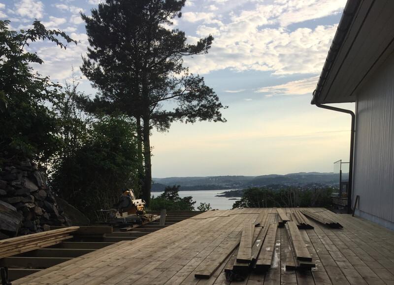 Her er det nytt flott terrassedekke på gang! Hva velger du? Naturlig grå farge over tid, beis eller olje?