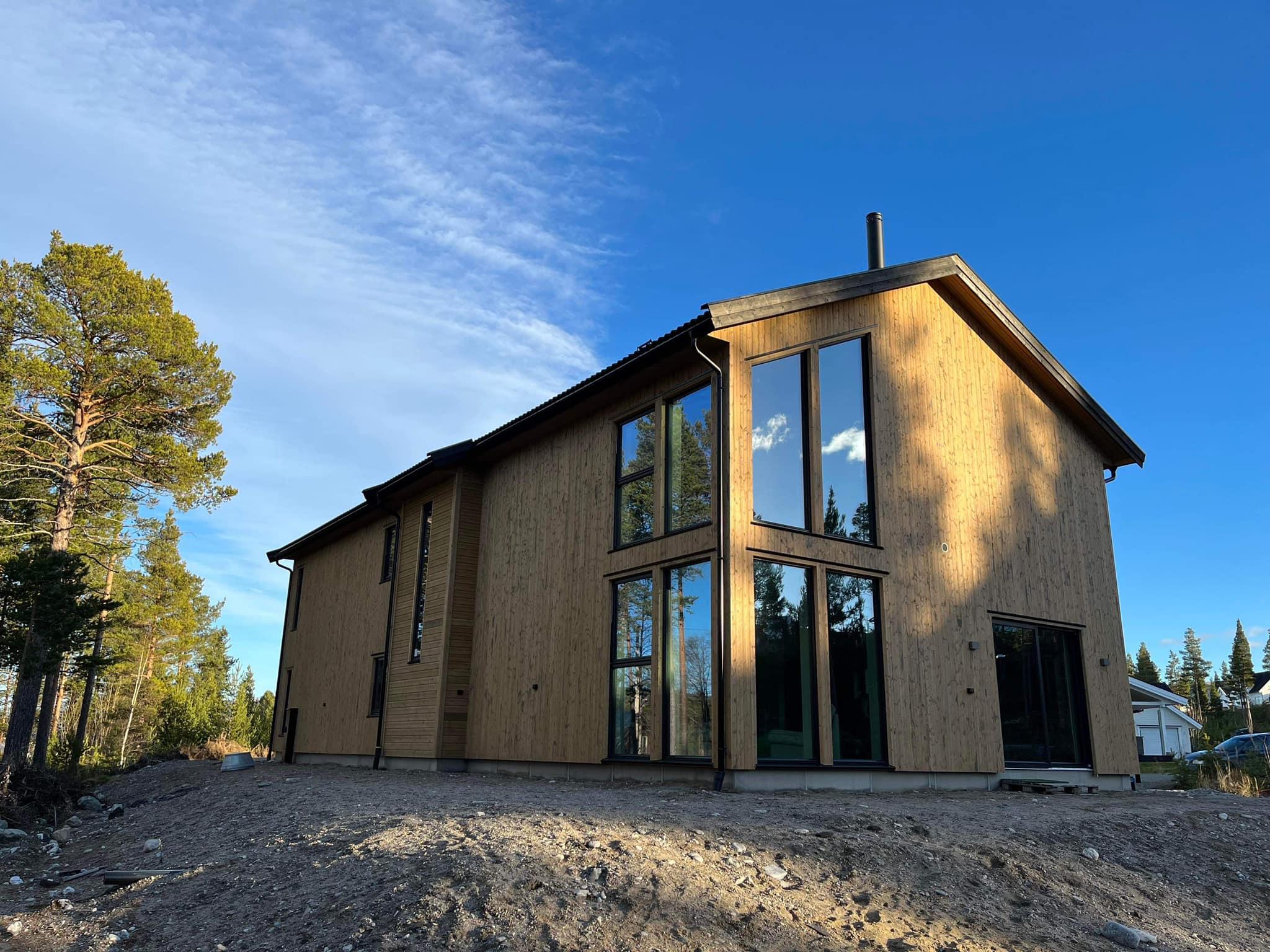 Moderne hus med store vinduer