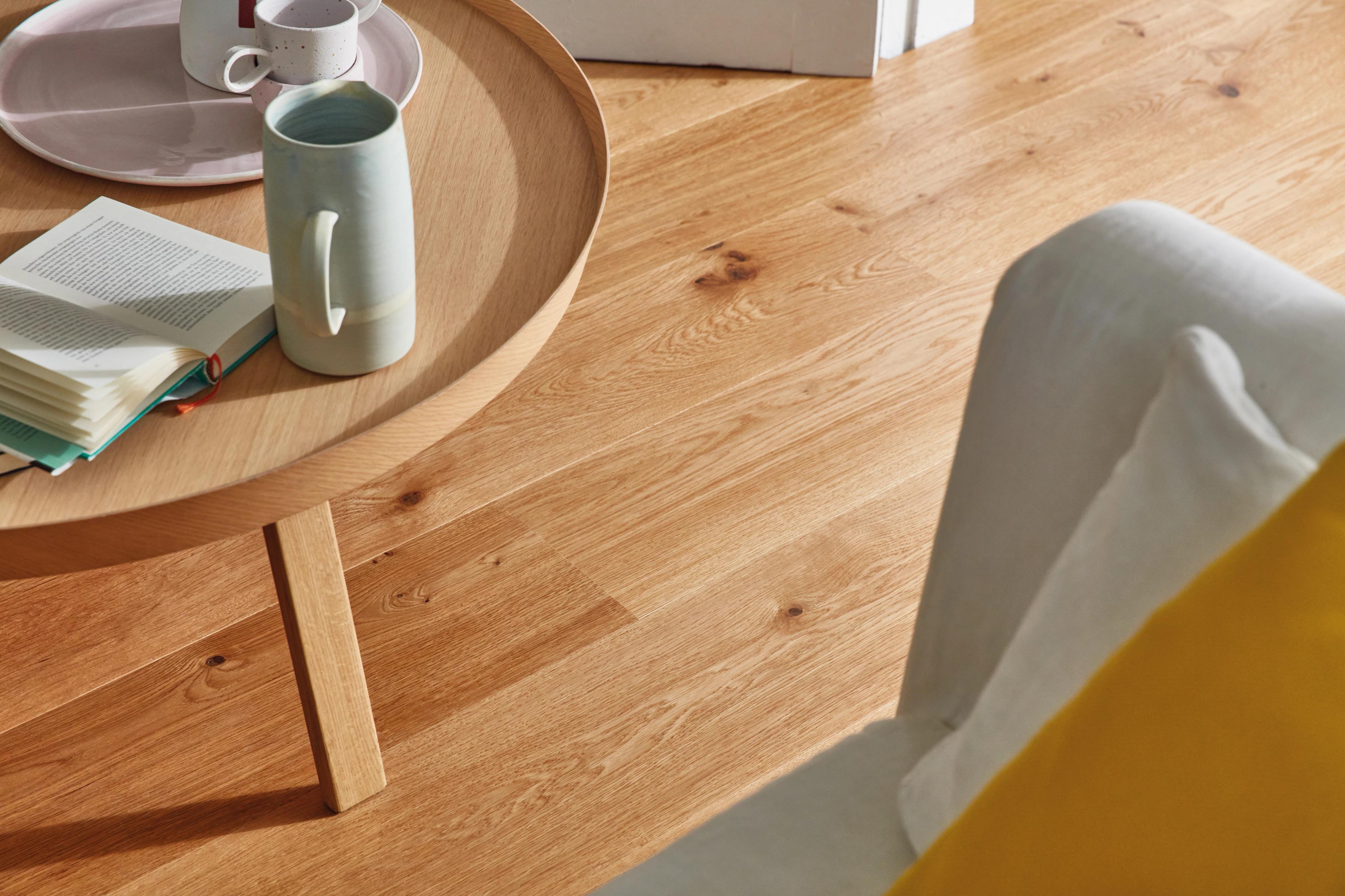 Boen tregulv i en moderne lys stue.