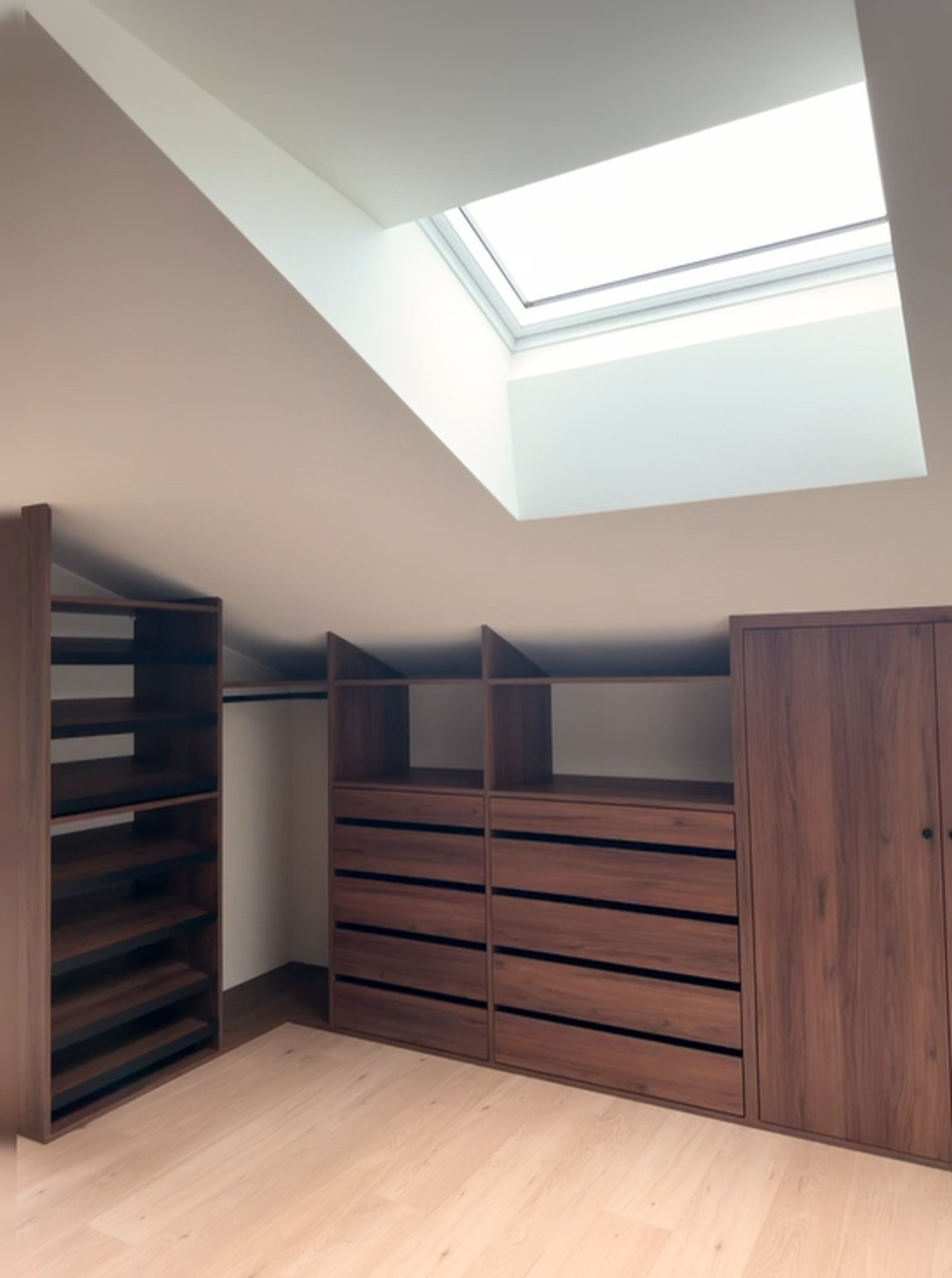 Arkitekttegnet enebolig - plassbygd garderobe