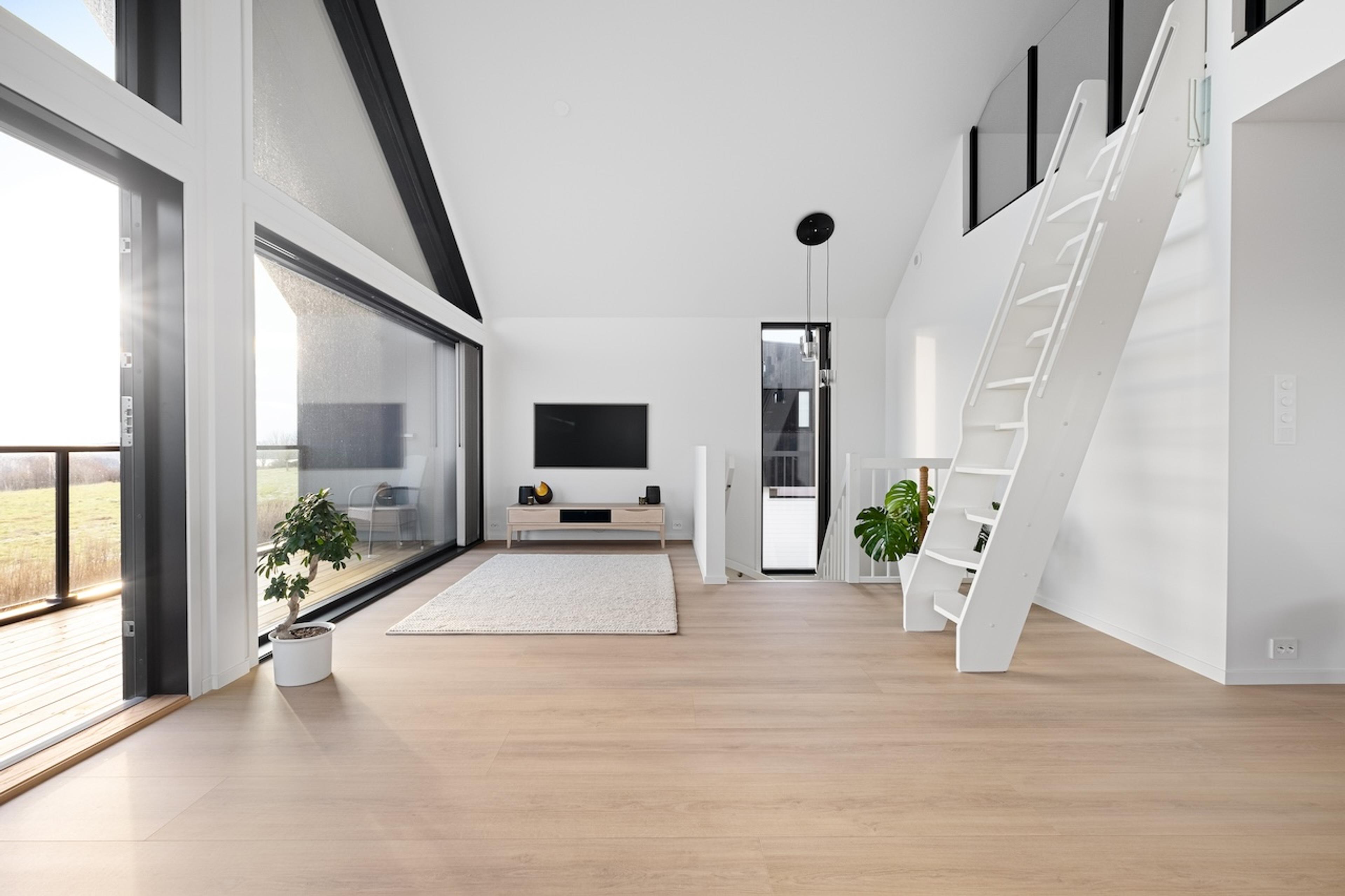 Lys og fin stue med trapp opp til hemsen