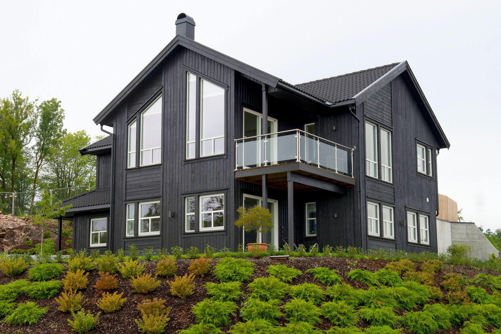 En variant av vårt ferdighus Eidanger. Fasadeuttrykket har innslag av både det moderne og det tradisjonelle