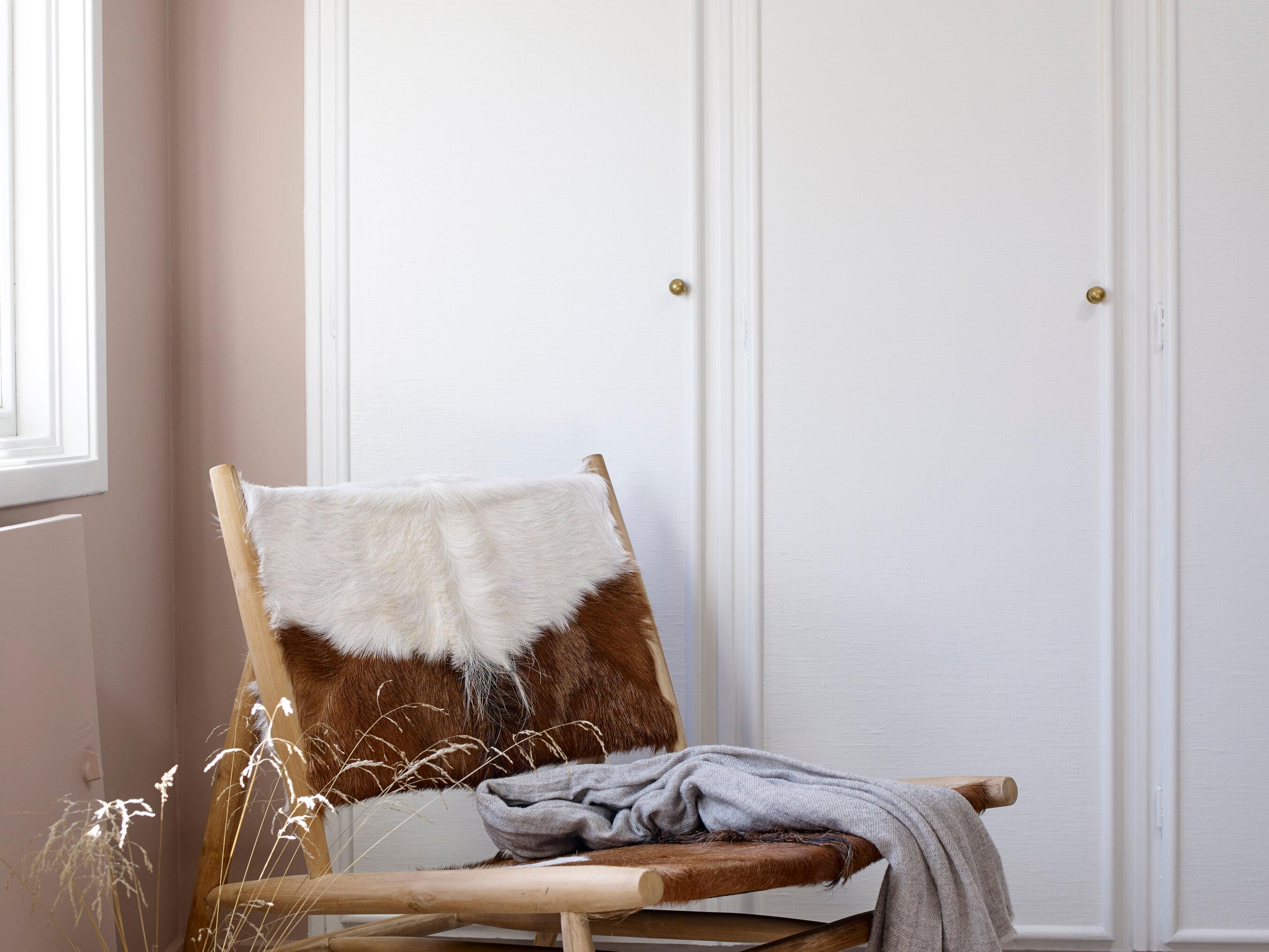 Stol og garderobeskap på soverom