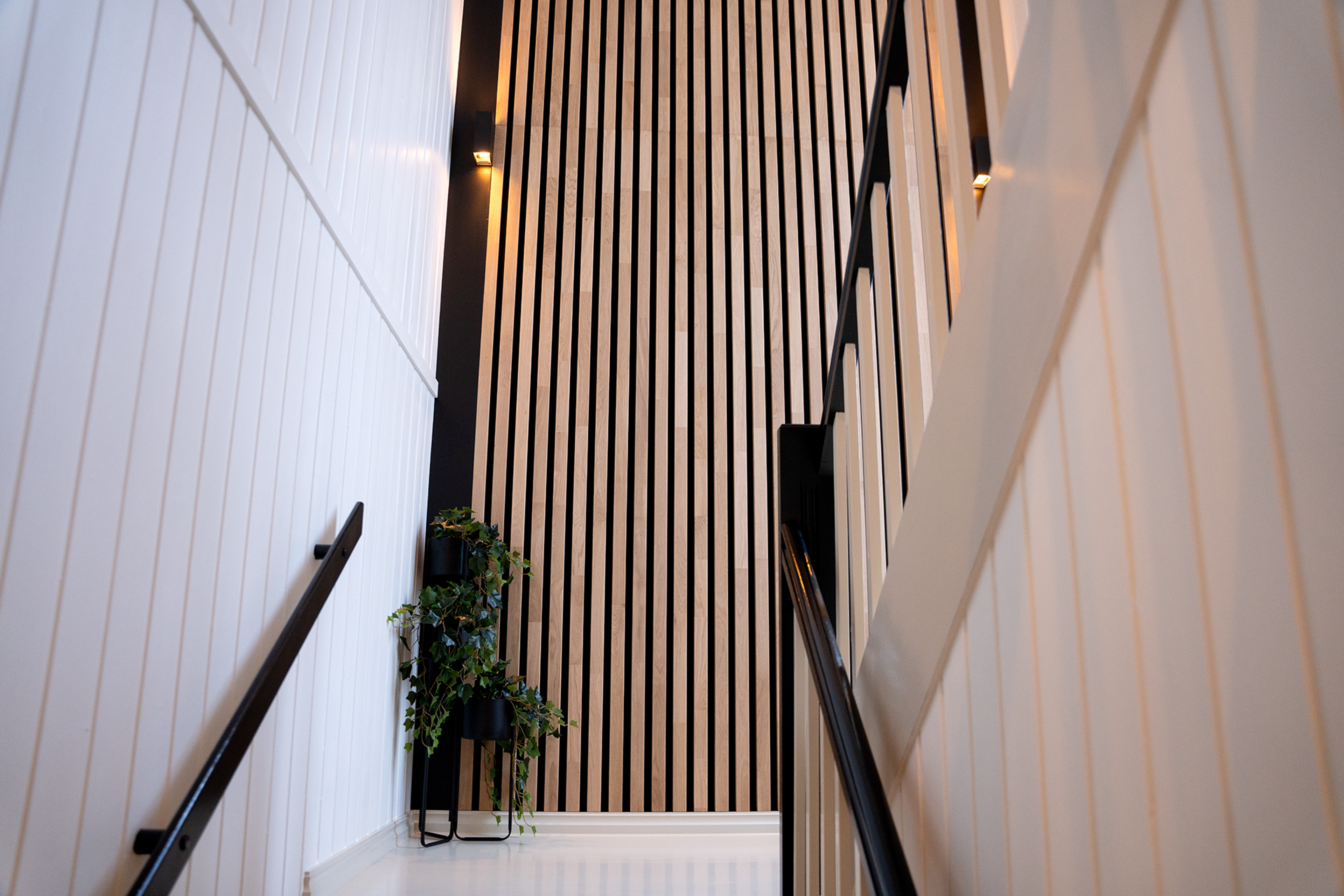 Spileplater på vegg i moderne trappeoppgang