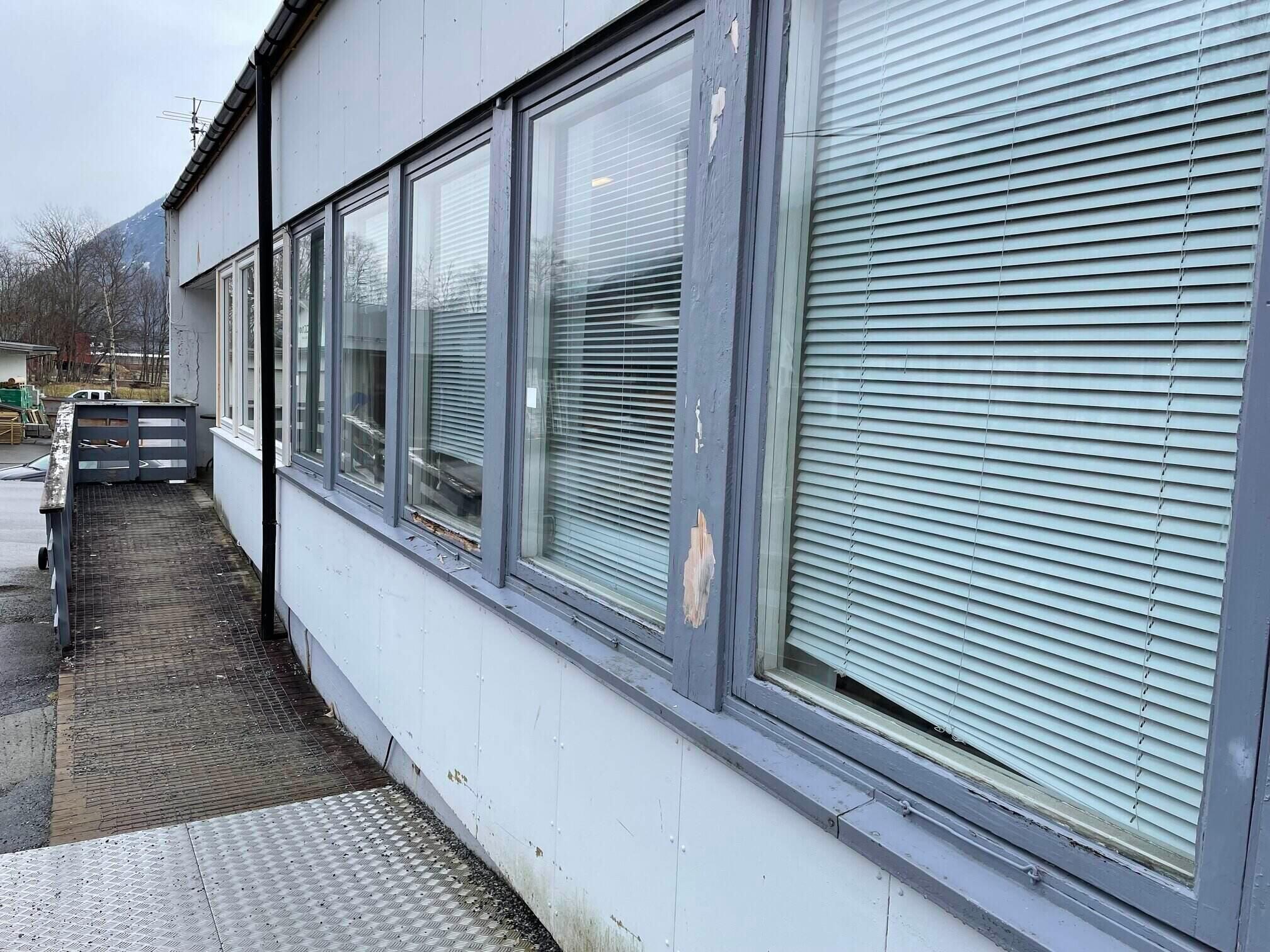 Vindauga hos Stryn Arbeidssenter held på å falle ut før dei vart skifta