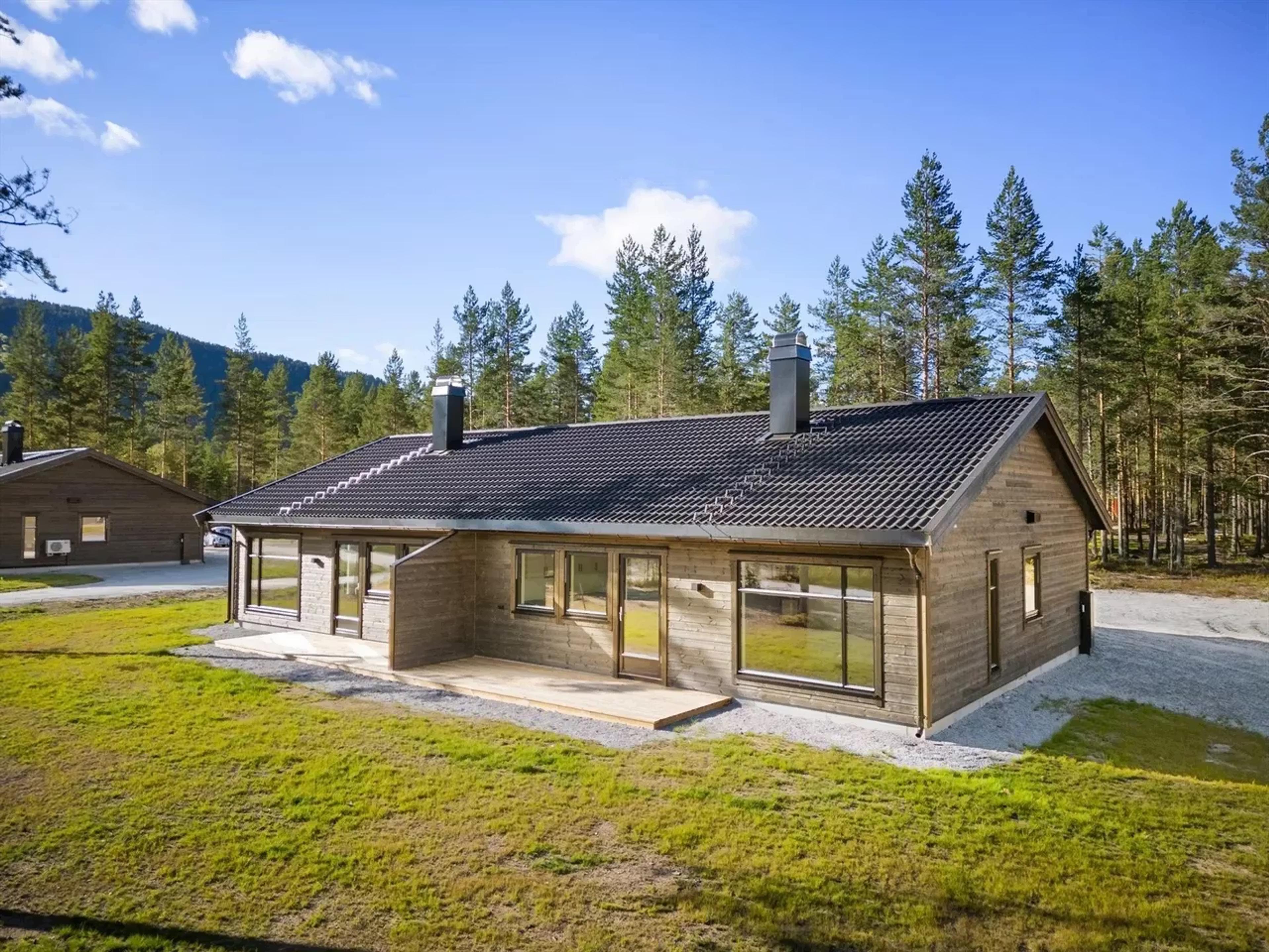 Nyoppført 1/2 part av tomannsbolig- gjennomgående god standard - familievennlig beliggenhet- 3 soverom