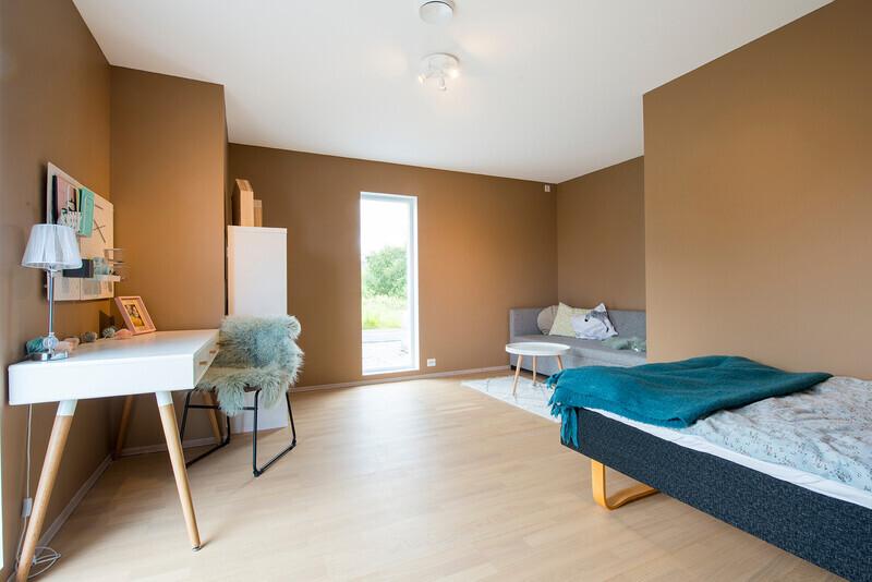 Ungdomsrommet i første etasje. Den varme terakottafargen gjør rommet lunt og trivelig.