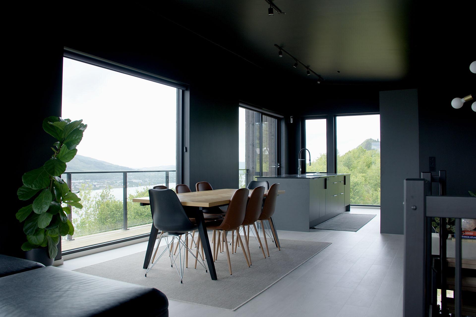 Sort stue med moderne møblement