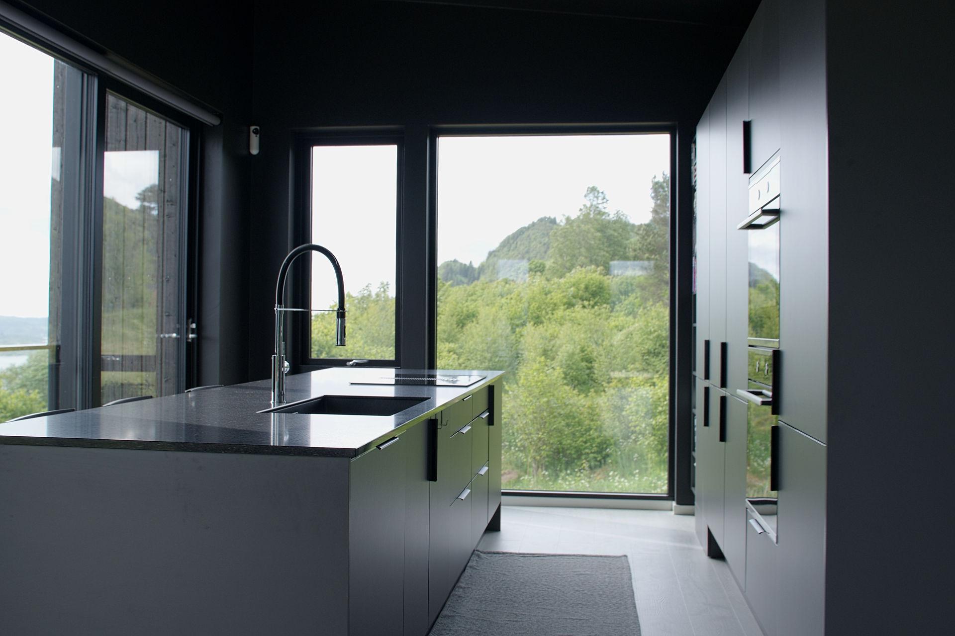 Sort kjøkken med kjøkkenøy