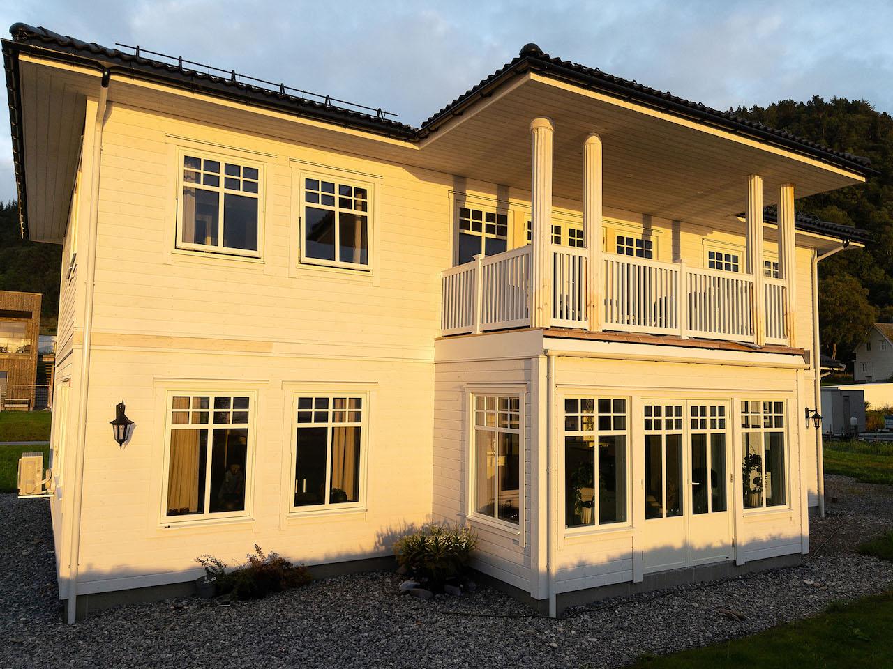 Herskapelig hus i solnedgang