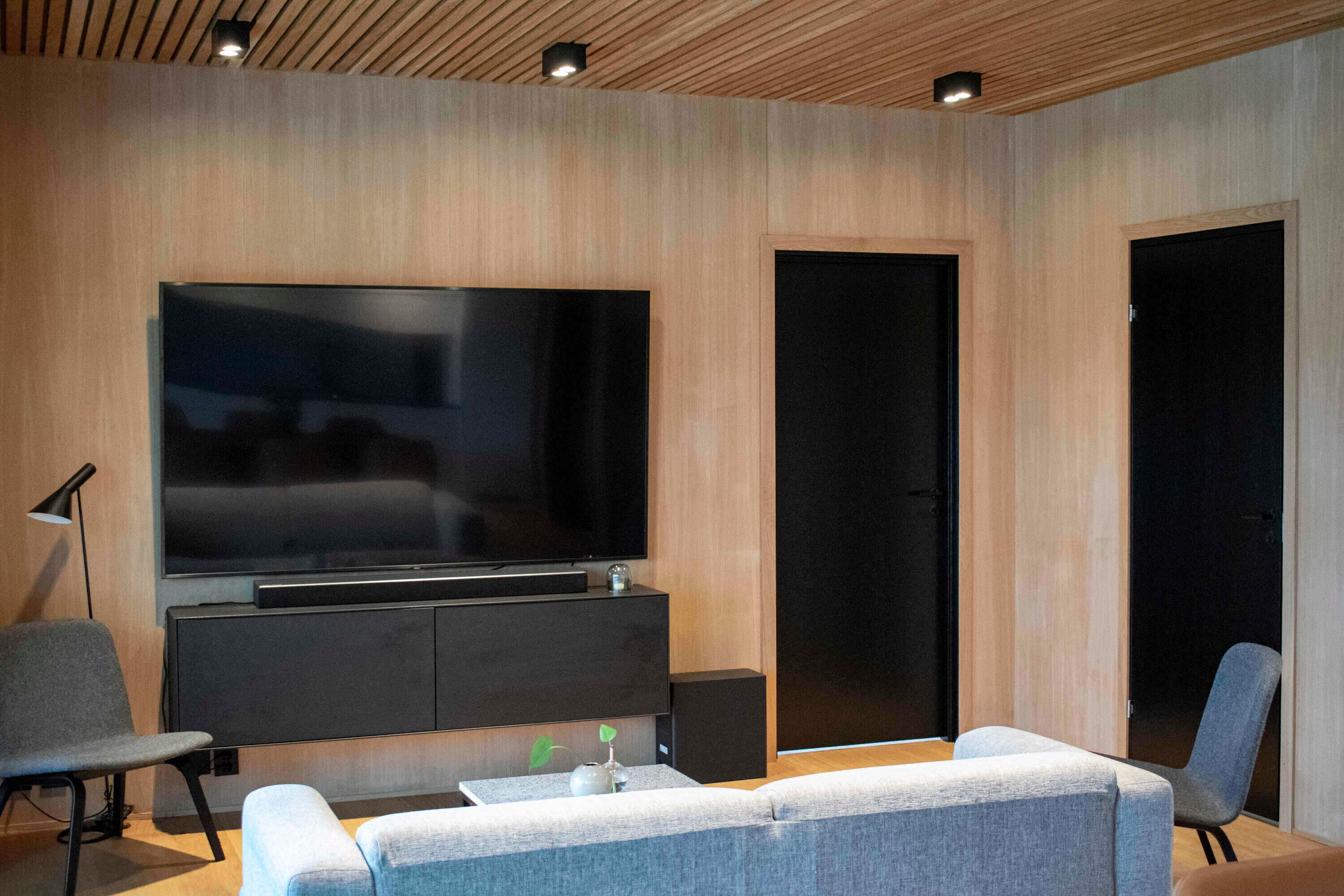 Kombinasjonen med eikas fargespill og annet interiør i dus sortfarge gir virkelig en pen fargepalett!