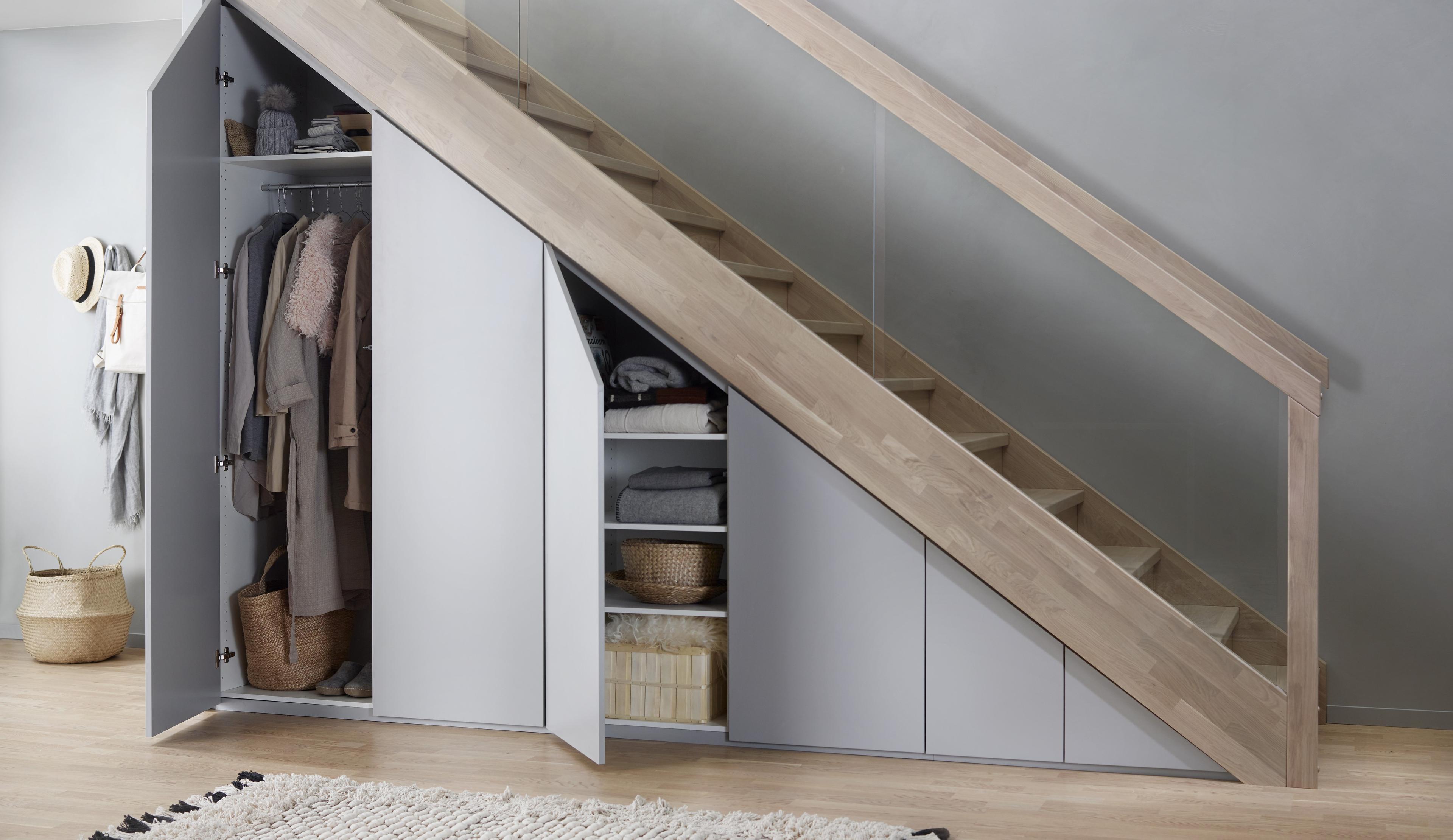 Stryntrappa Foss med garderobe i lys grå