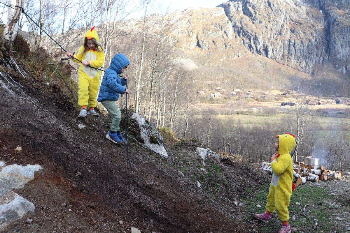 HINDERLØYPE: Det var ikke mye skuffelse over den manglende snøen å spore hos de tre minste i familien, Amanda (6), Luca (5) og Aksel (4). Her har de laget seg en liten hinderløype. Foto: Sondre Røhmen
