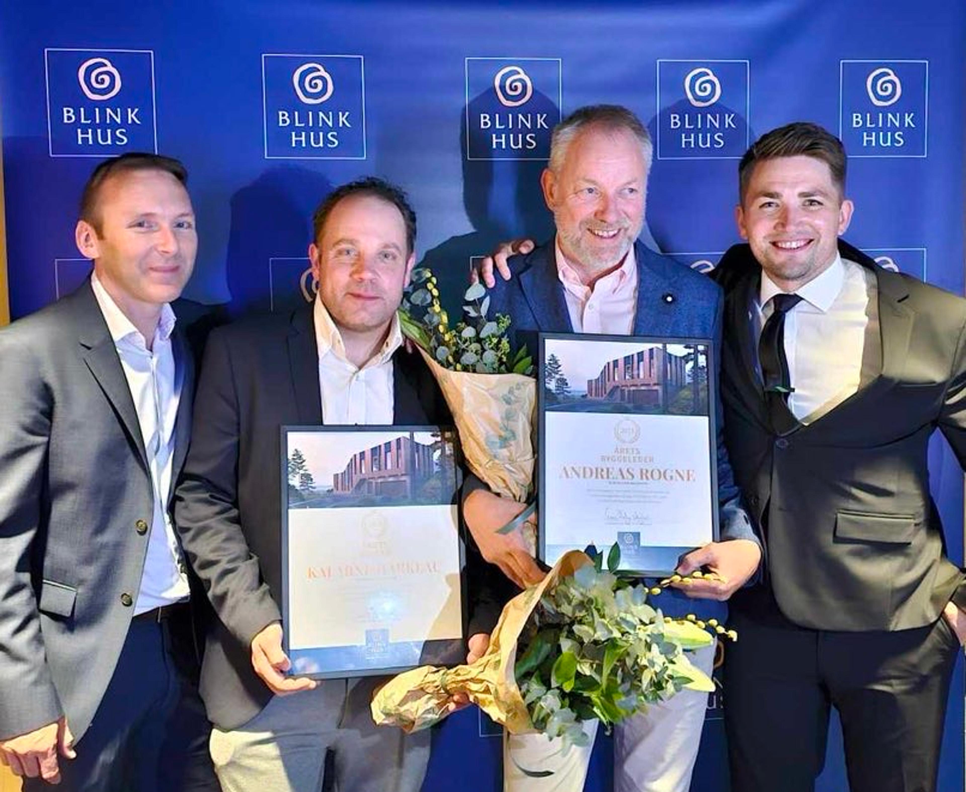 Blink Hus Voss Byggsenter vann to prisar på kjedas årskonferanse i Tromsø. Her ser vi Årets selger Kai Arne Hårklau sammen med dagleg leiar Ståle Rørlien som tok imot prisen Andreas Rogne fekk som Årets byggeleder. Foto: Daniel Lilleeng