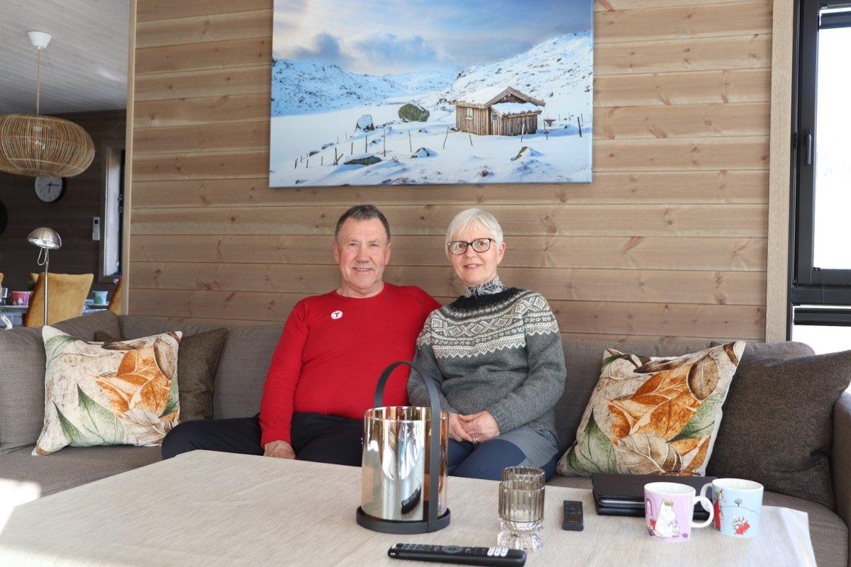 TRIVES: Leif og Randi sier de er fornøyde med hytta si, og gleder seg over at det er stor plass. Dermed kan hele familien oppleve hyttelivet sammen. Foto: Sondre Røhmen