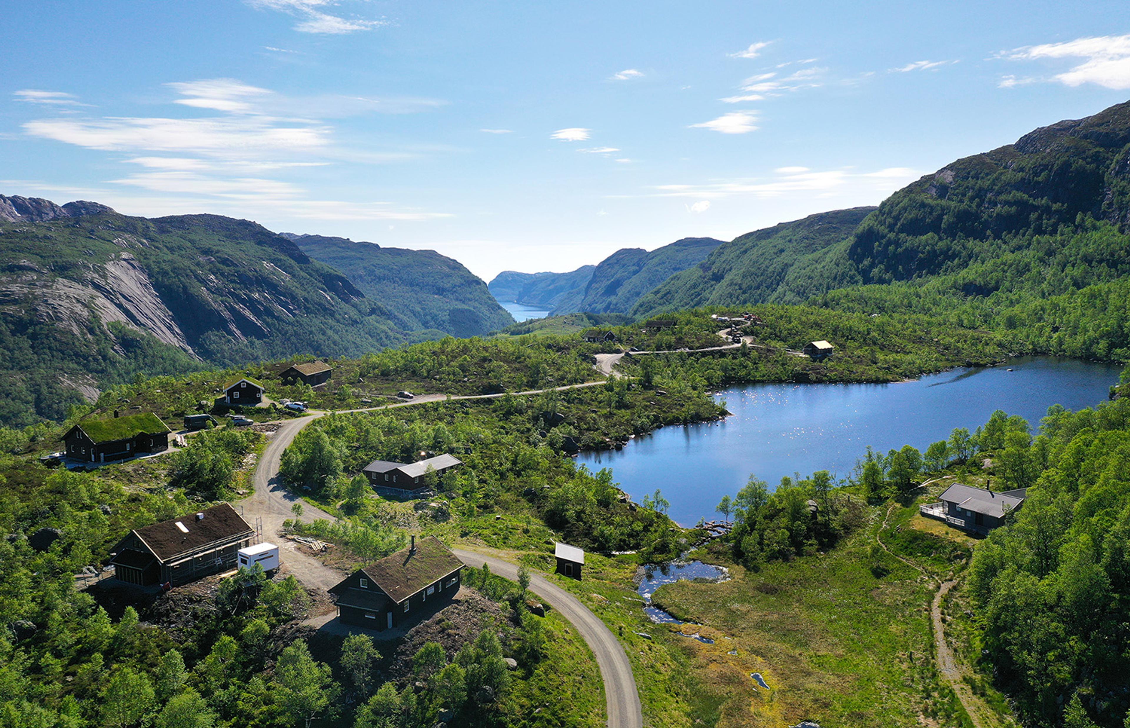 Stavtjørn, Bjerkreim. Denne beliggenheten er salgbar så det suser, og her ser vi et meget godt eksempel på god forvaltning av en unik eiendom. Ikke for mye, men akkurat sånn passe.