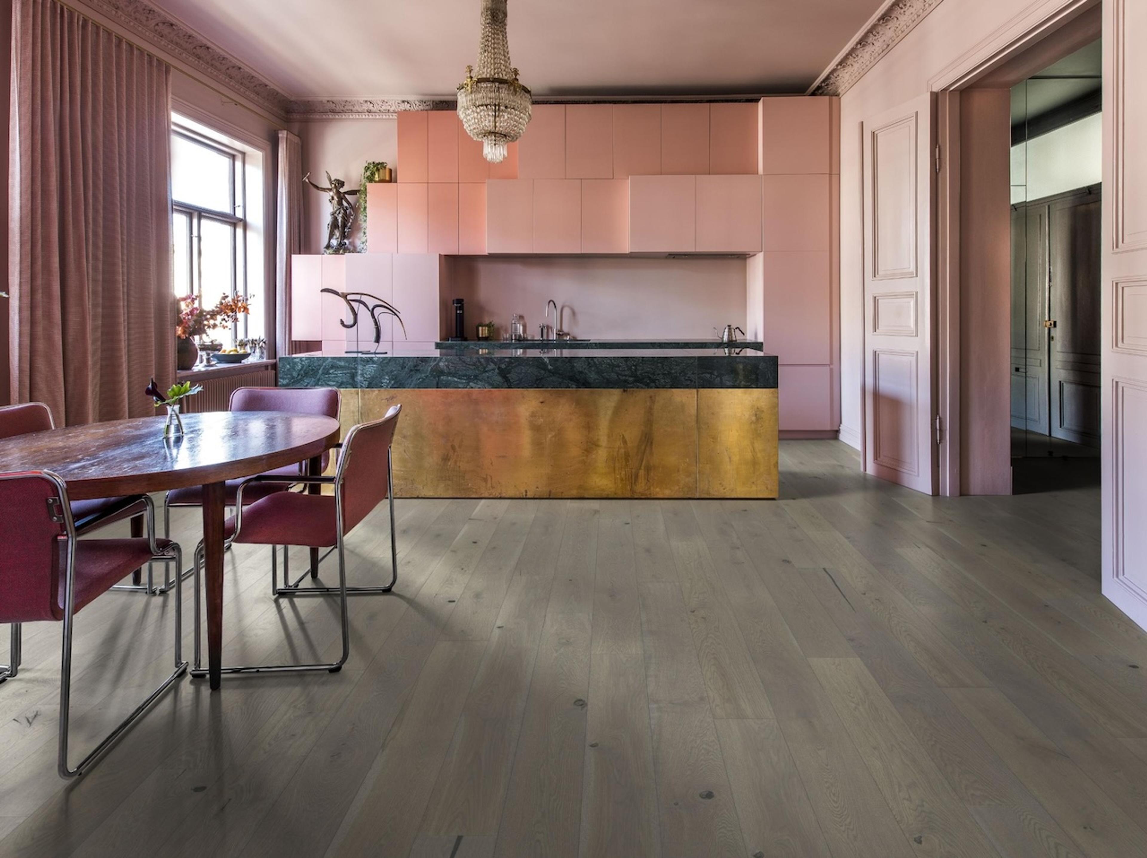 Pearl Grey Plank, et retro- og rustikt gulv med vakker trestruktur i en grå beis og matt finish.