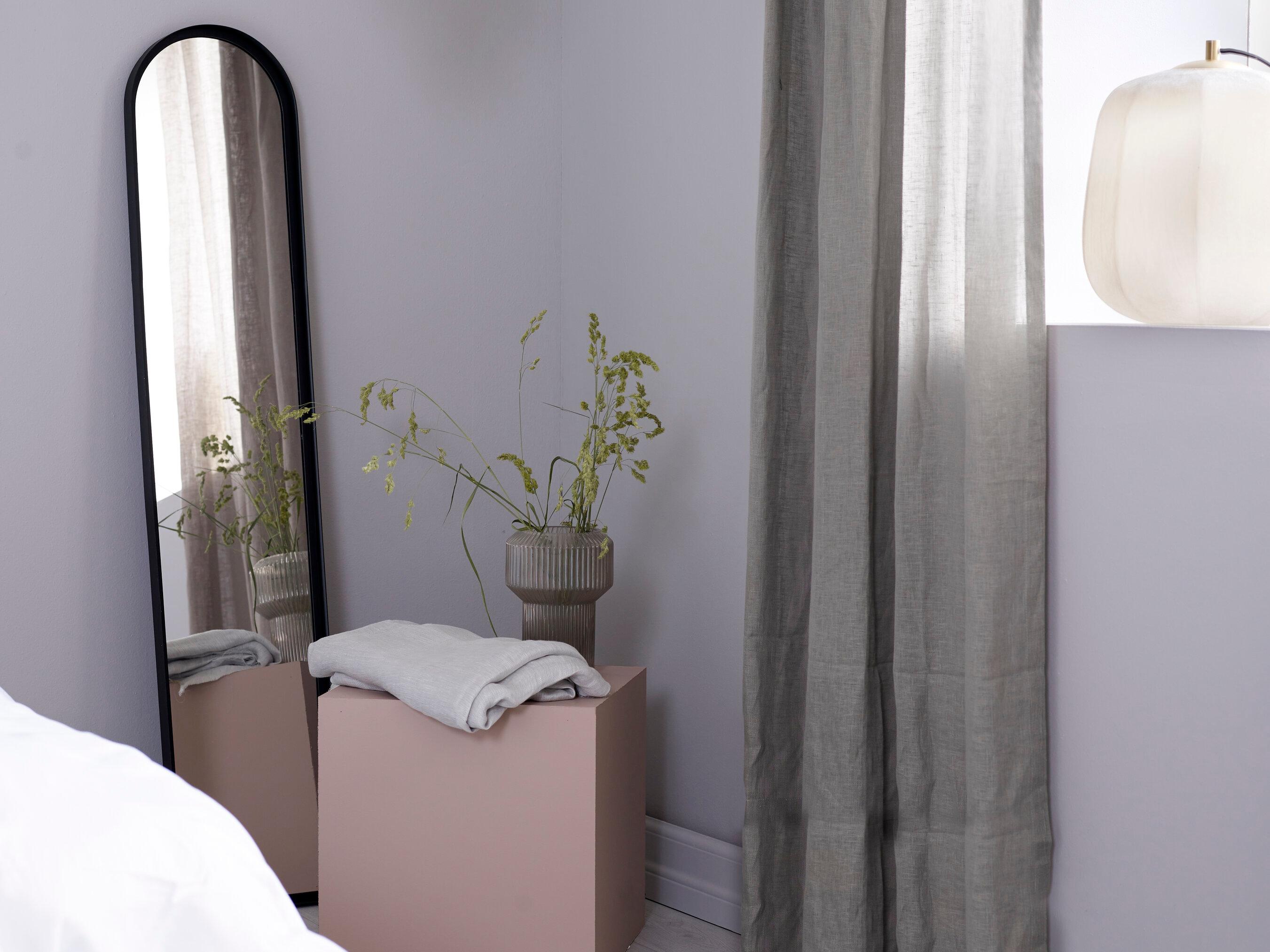 Speilet gir mye lys tilbake til rommet