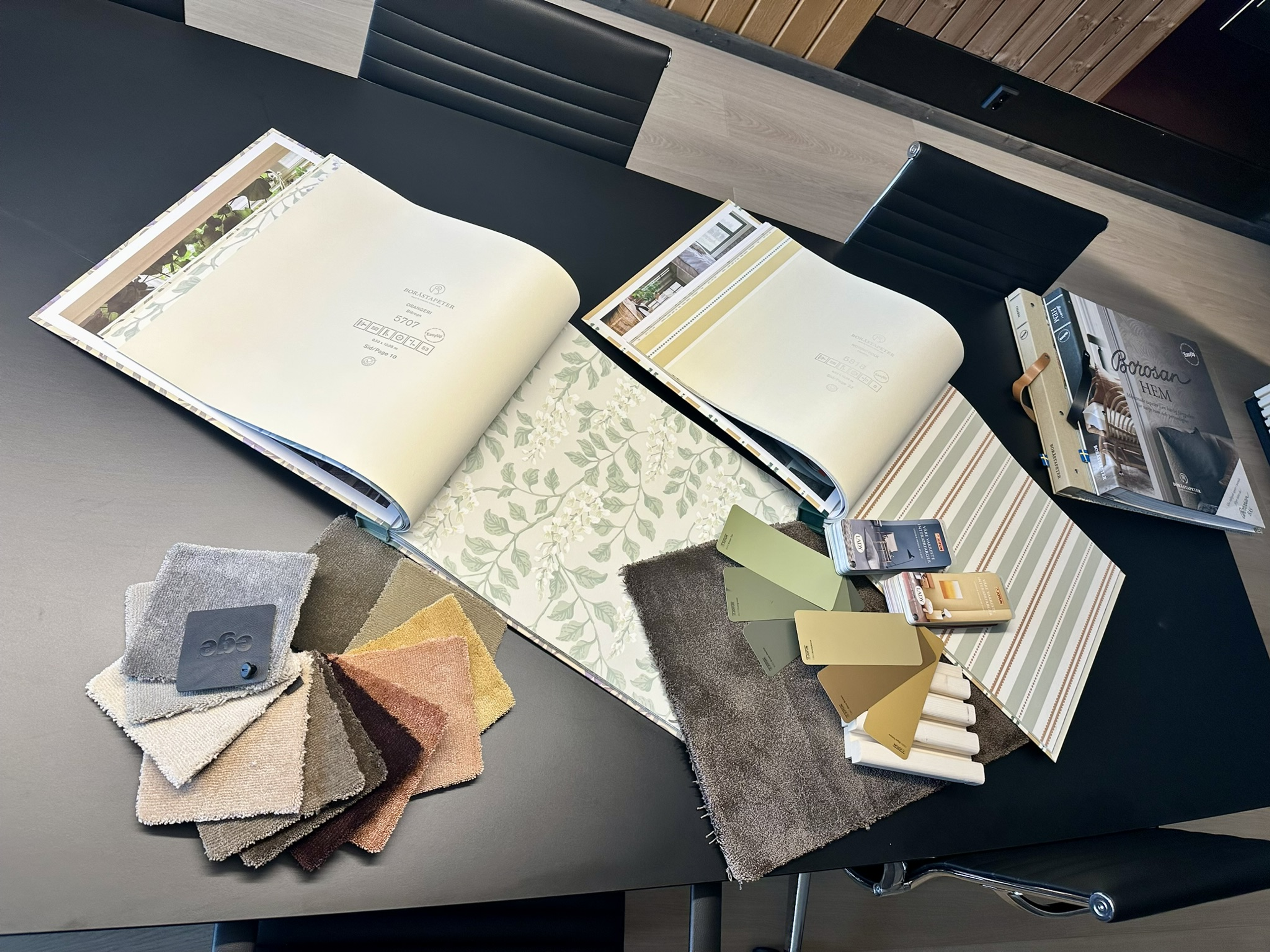 Et stort utvalg av tapetprøver, tekstiler, farger og materialer samlet på ett sted – slik at du enkelt kan se hvordan ulike valg spiller sammen og skaper en helhet i hjemmet.