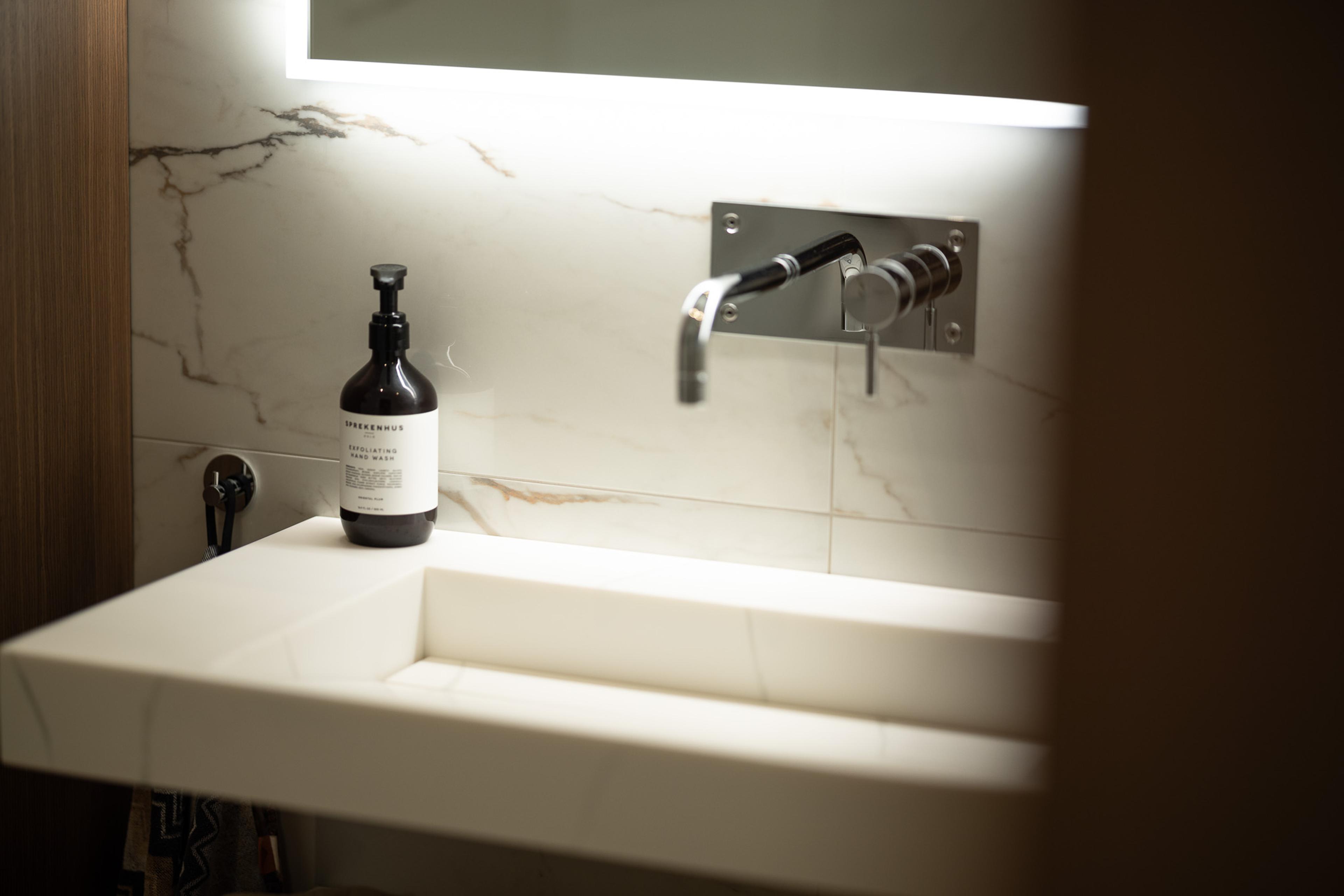 Vask i marmor på bad