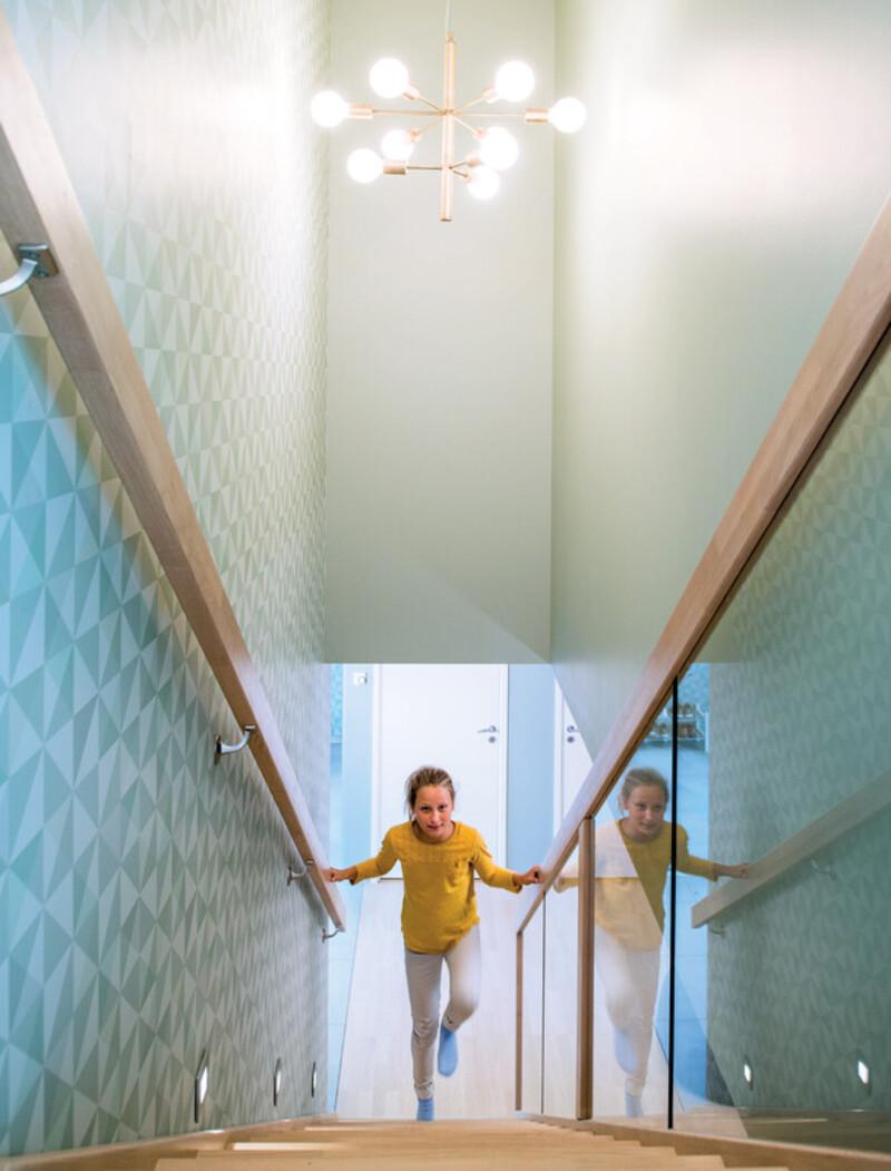 Rene linjer og glass i trappen. Legg merke til hvordan lampen i taket fungerer som blikkfang.