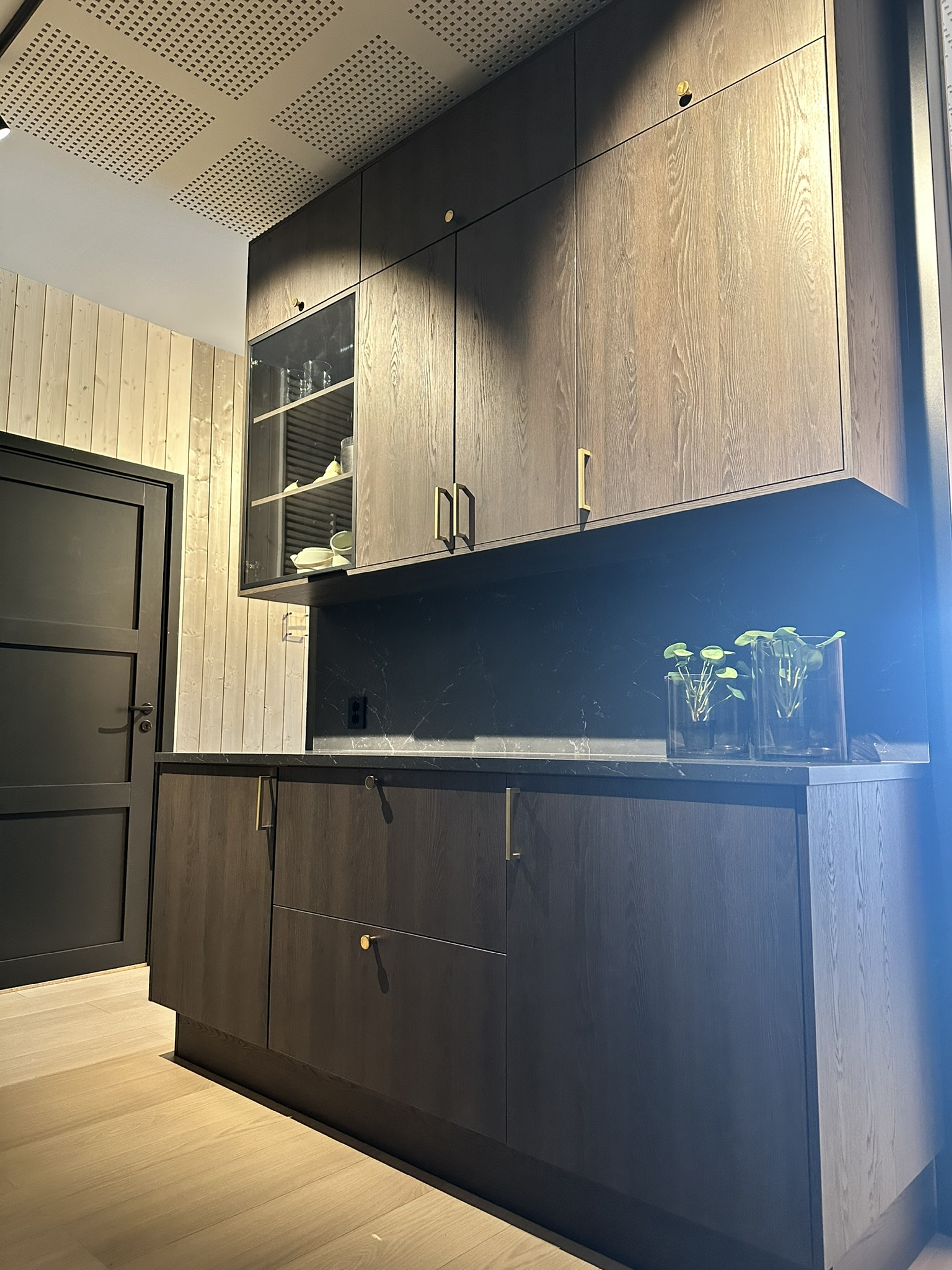 Visningskjøkken i ulike stiler og uttrykk – her kan du oppleve materialvalg, farger og løsninger i praksis, og finne inspirasjon til ditt eget kjøkken.