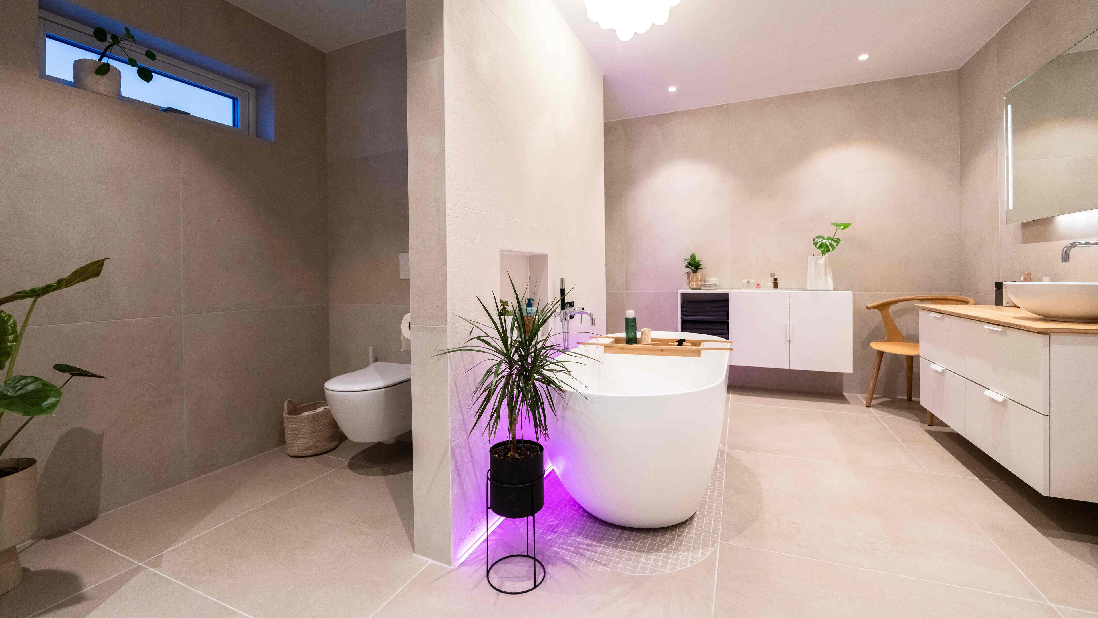 Kunden fikk utnyttet plassen på badet godt. Her har også kunden direkte adkomst til walk in-garderobe.