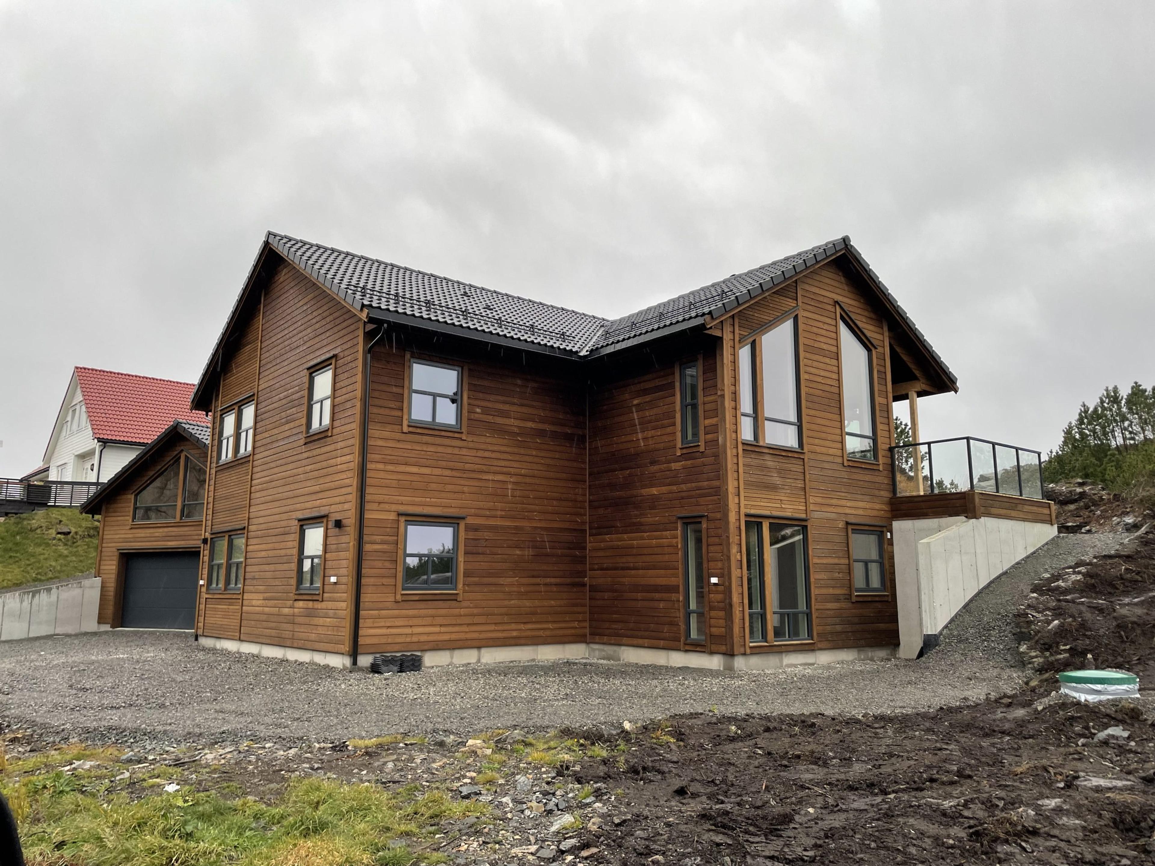 Tradisjonell enebolig med moderne preg og dobbel garasje på Turøy, bli med å se noen av fasene fra start til ferdig bolig.