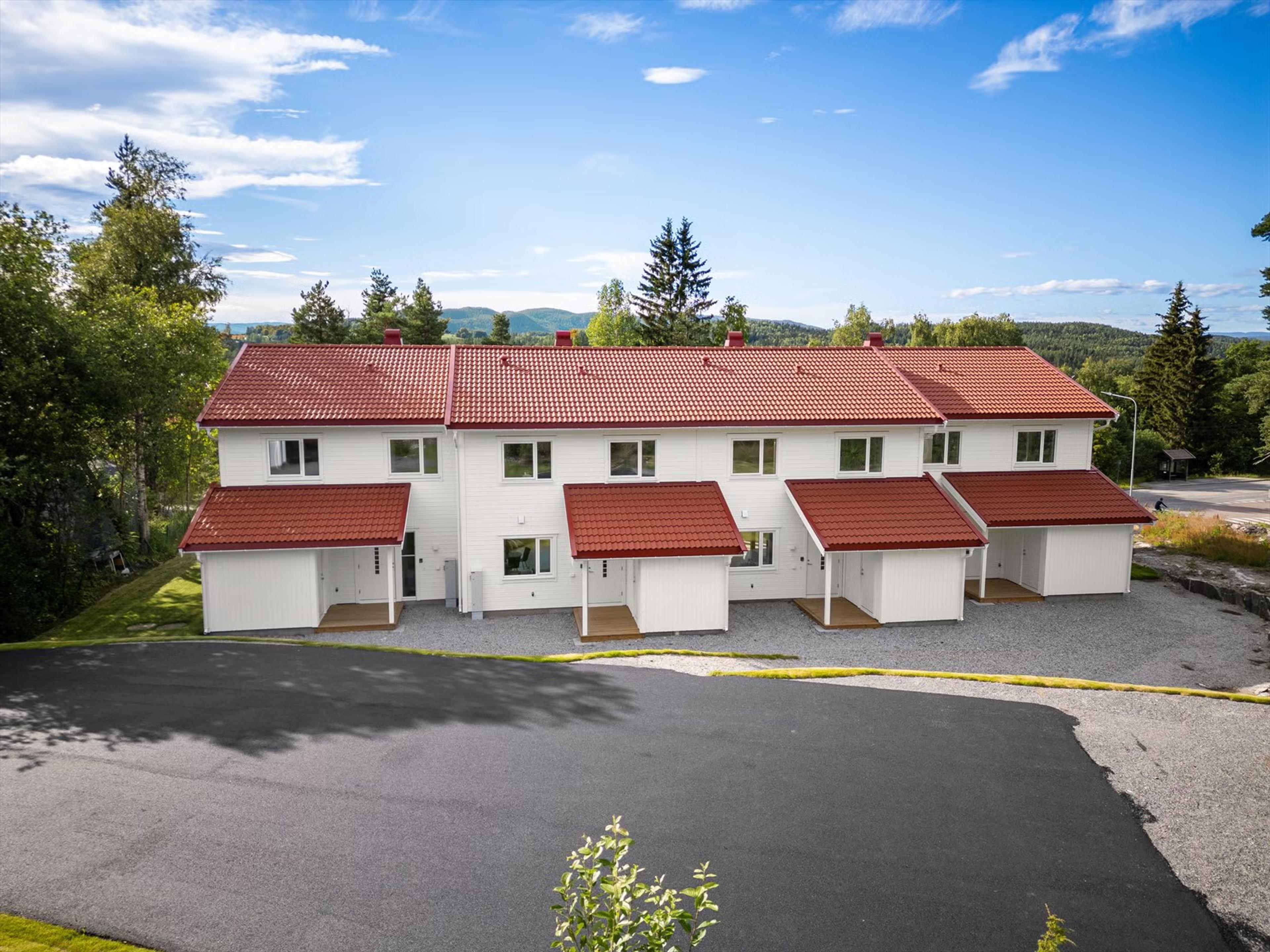 Uteområdet, asfaltert parkeringsplass
