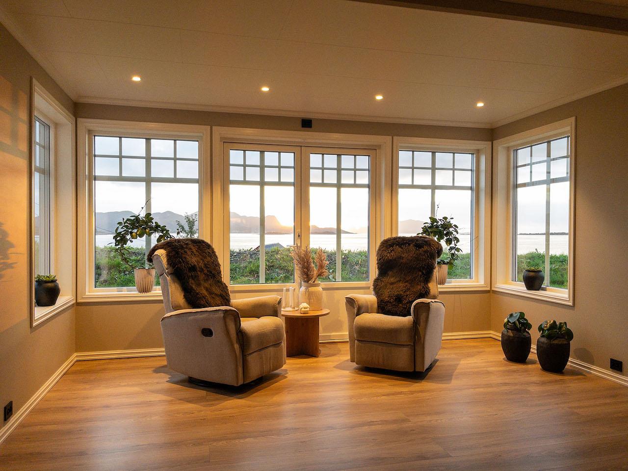 Sofakrok med utsikt til solnedgang