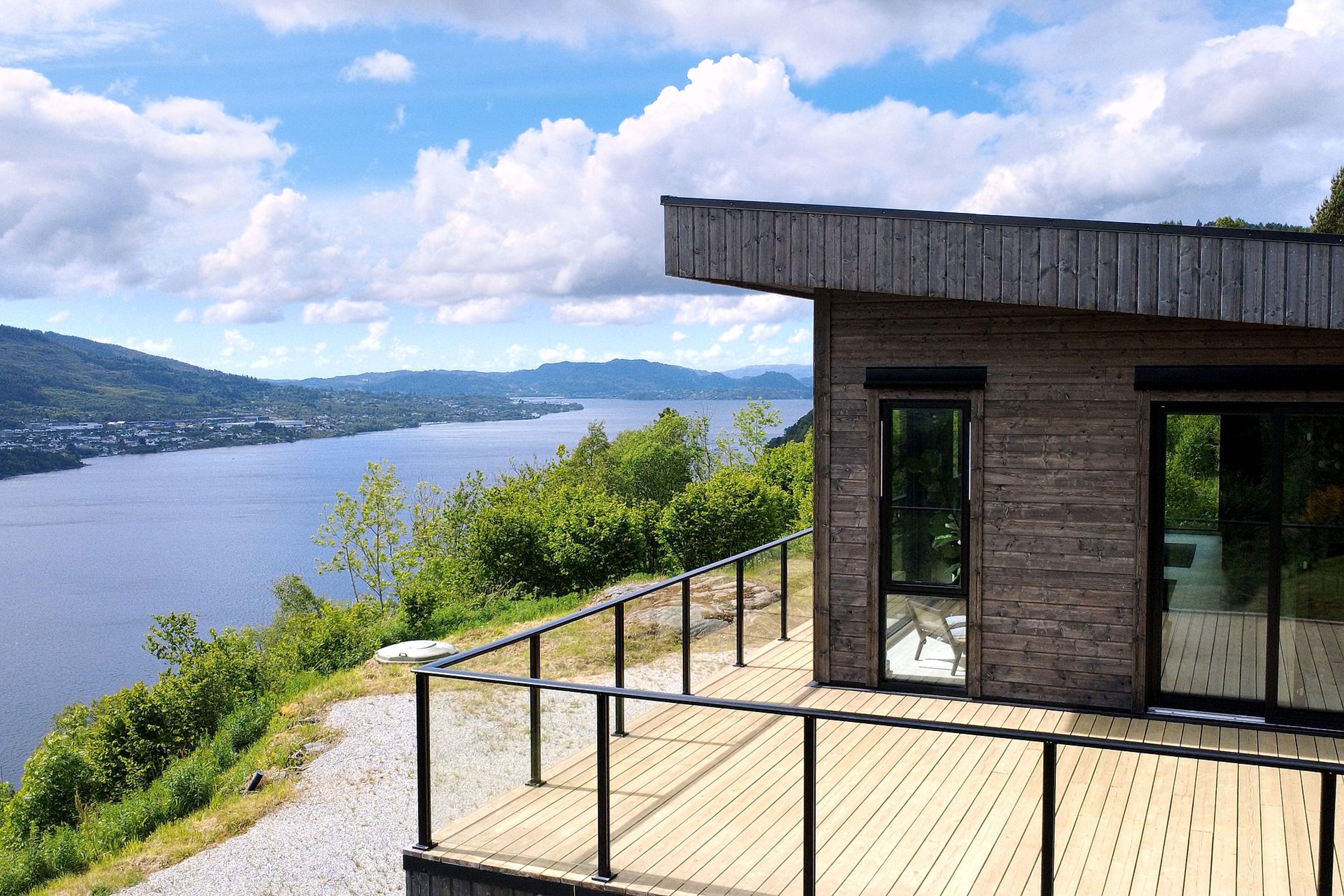 Moderne hus med balkong og nydelig utsikt like ved havet