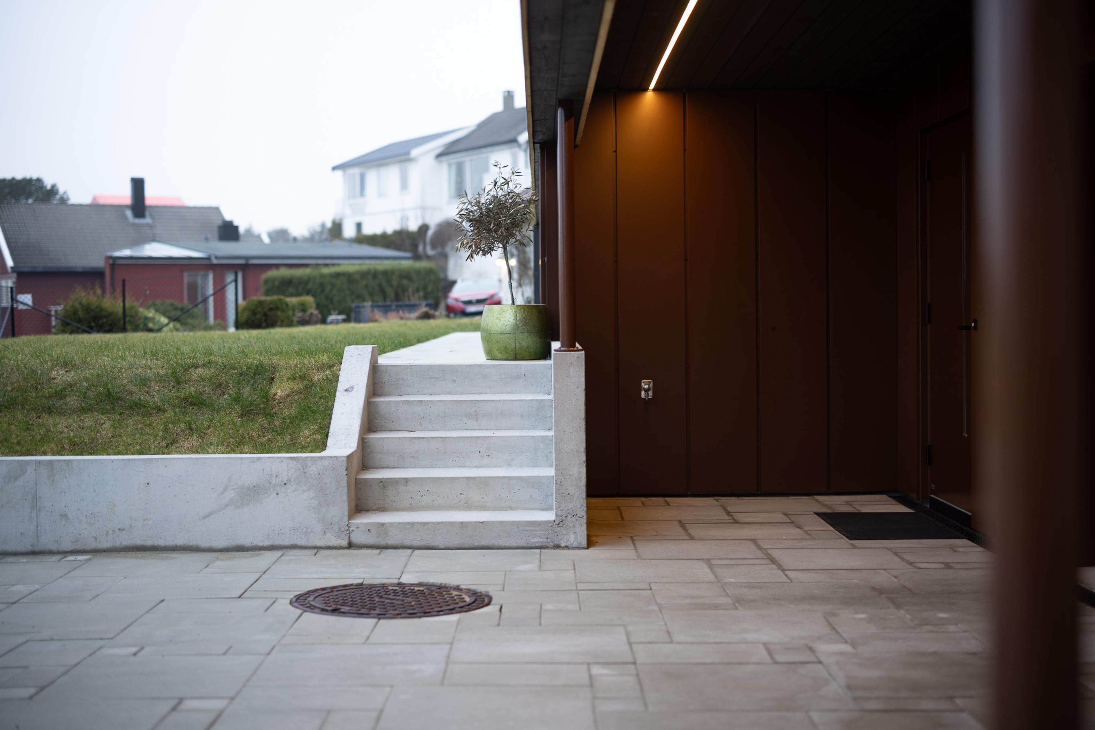 Inngangsparti med murtrapp