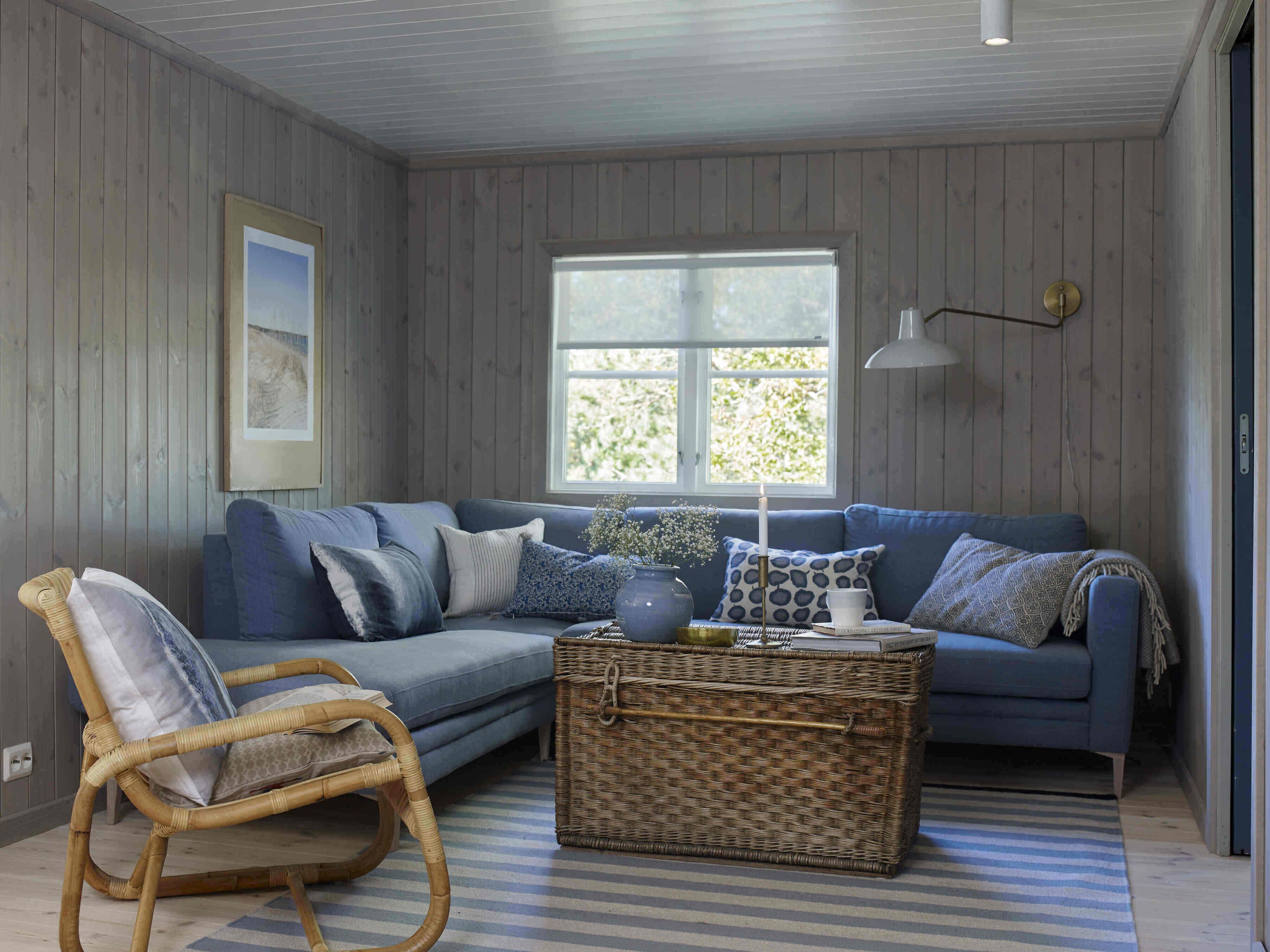 Stue med sprekkpanel beiset i fargen Himmelgrå og furugulv fra Moelven
