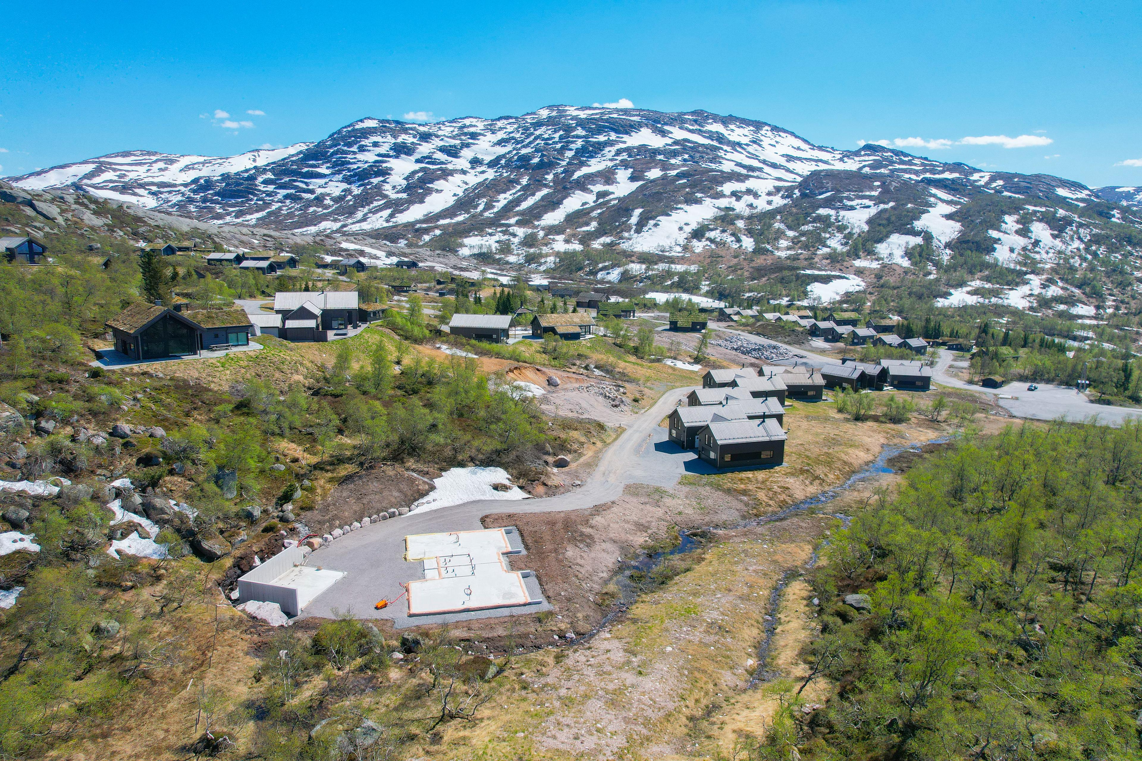 UNIK BELIGGENHET. Vertikaldelt hytte på endetomt kun 100m fra alpinbakken og 10m til Sirdals store løypenett.