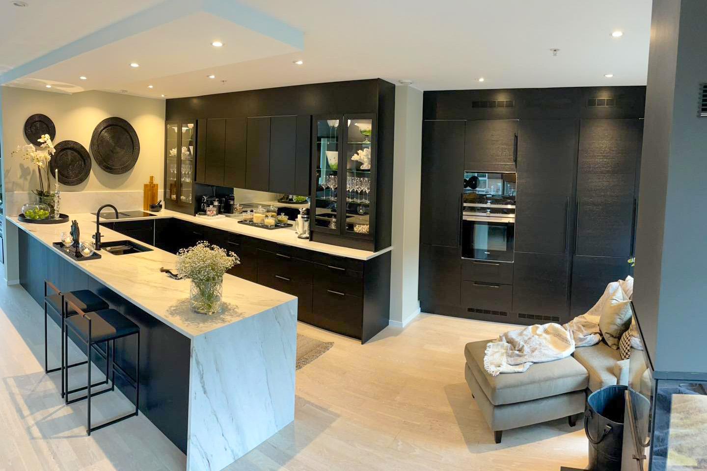 Her har Byggmester Reidar Vallestad AS gjennomført en kjøkkenrenovering. De malte, byttet kjøkkenfronter og monterte en takkasse med spotlights.