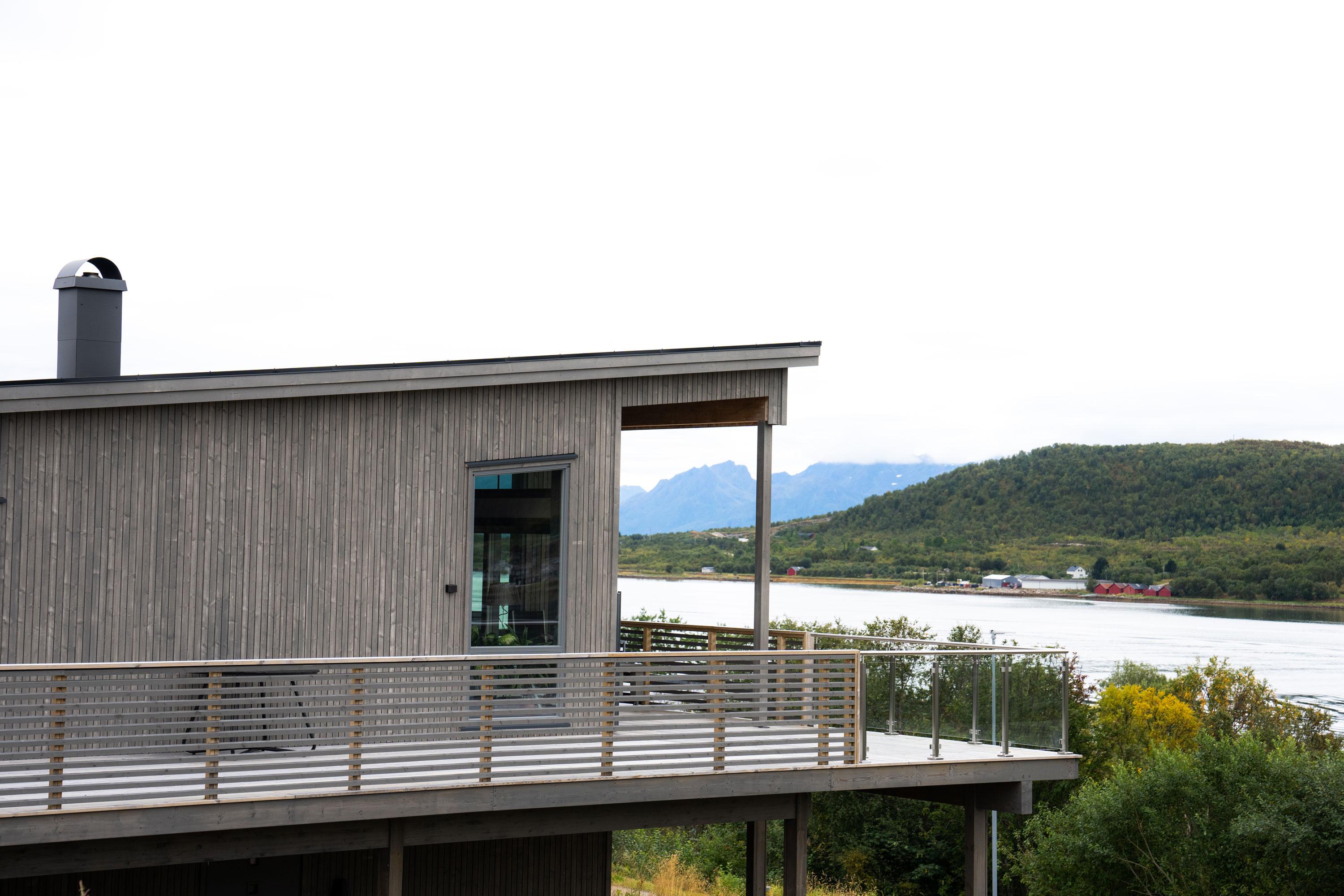 Egentegnet funkishus med utsikt