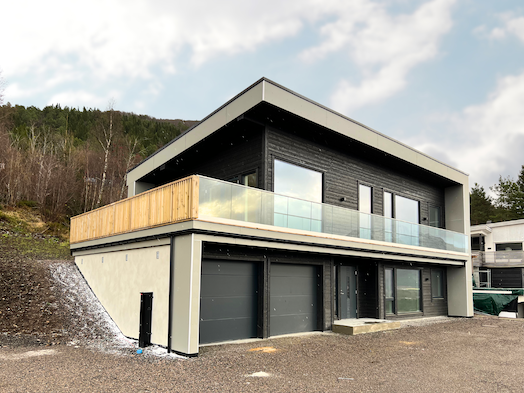 Huset har stor terrasse og dobbelgarasje. Med store vinduer og innglasset terrasse kommer det masse lys inn i boligen.