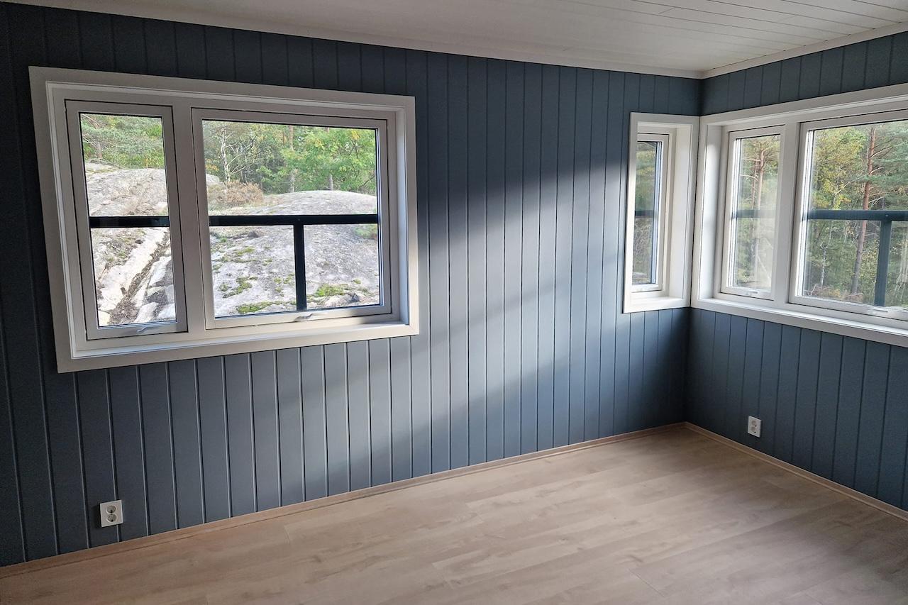 Bilde av et rom med nydelig mørk blå panel på veggene