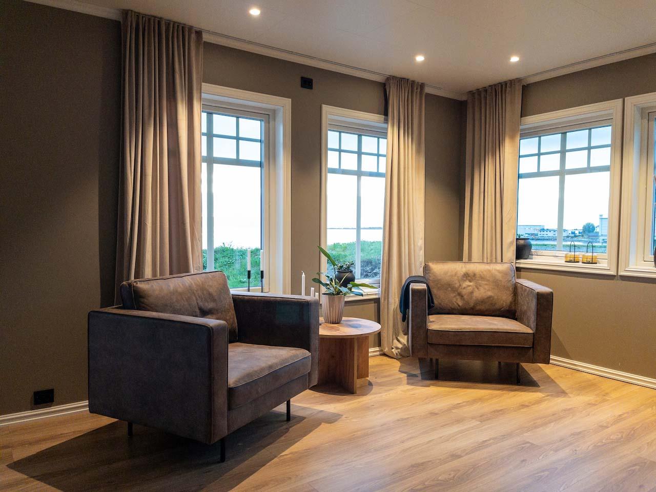 To lenestoler ved vinduet