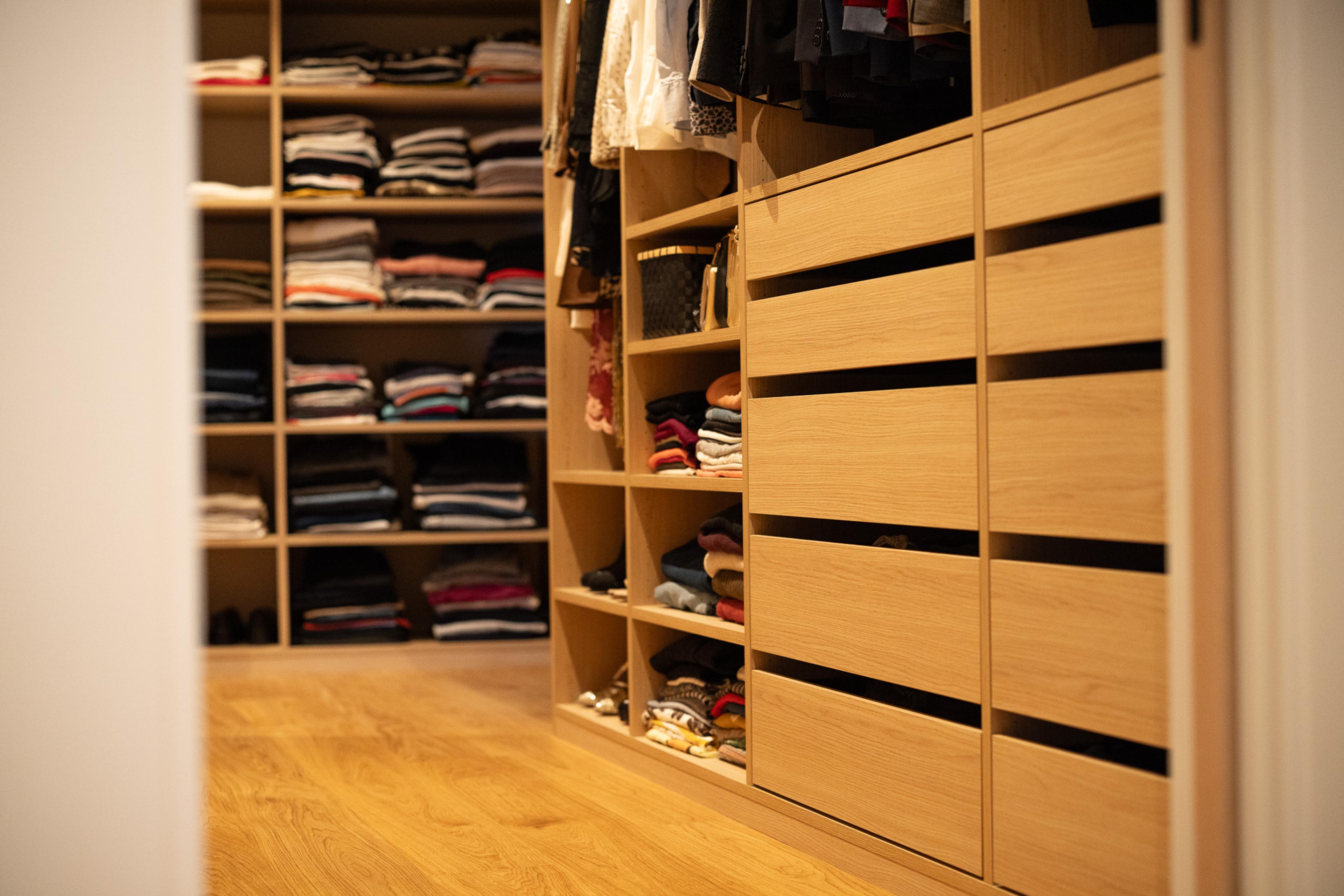 Praktisk walk-in-closet