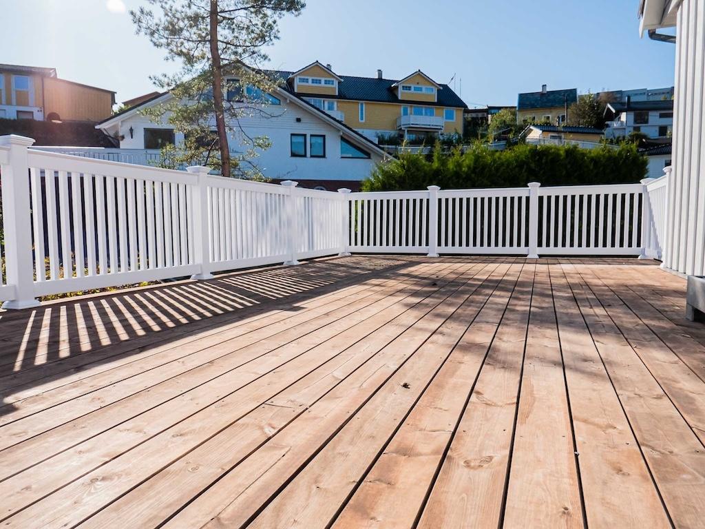 En stor solrik terrasse