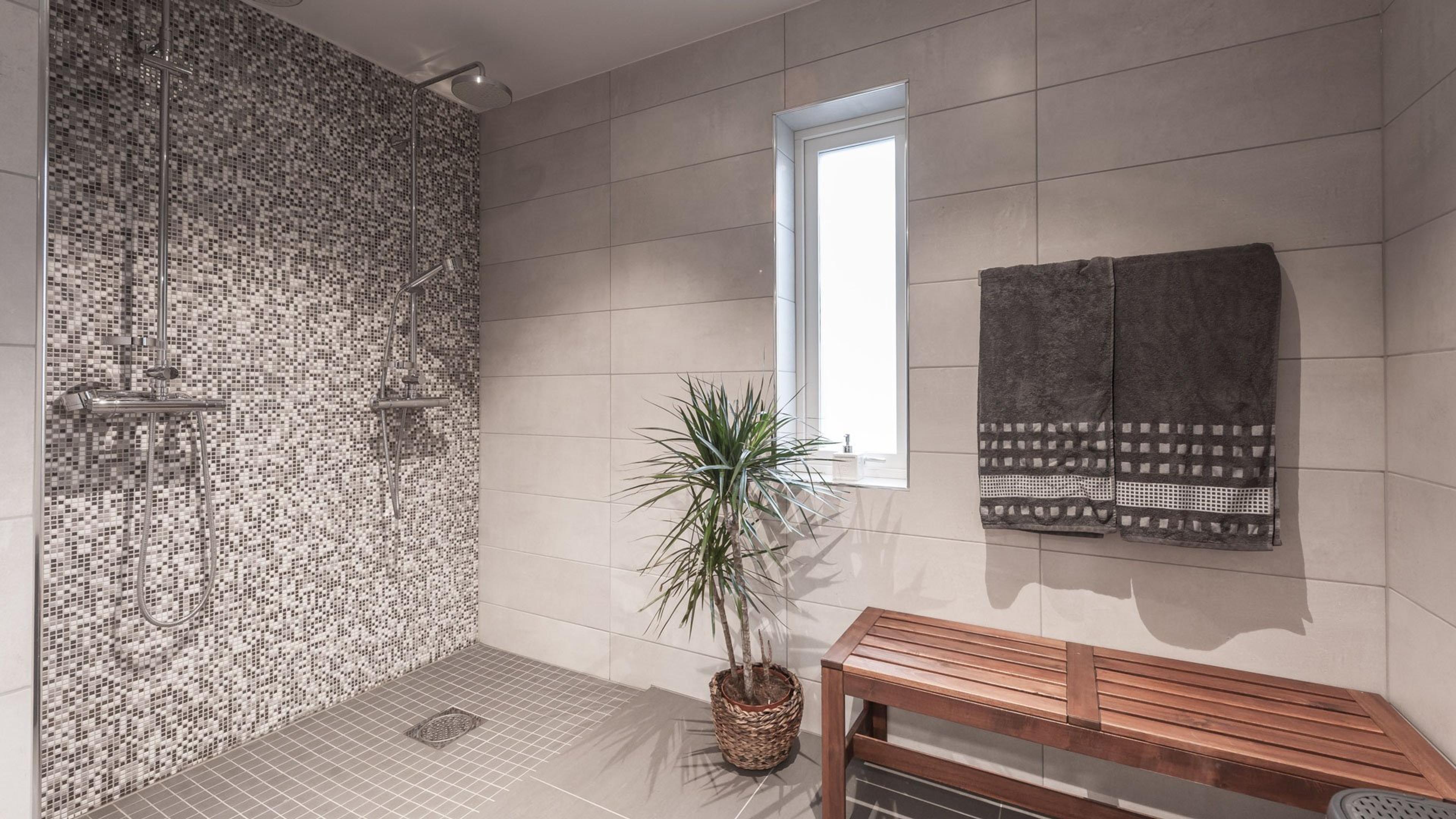 Byggmester Reidar Vallestad har bygget nytt hus med dette lekre badet