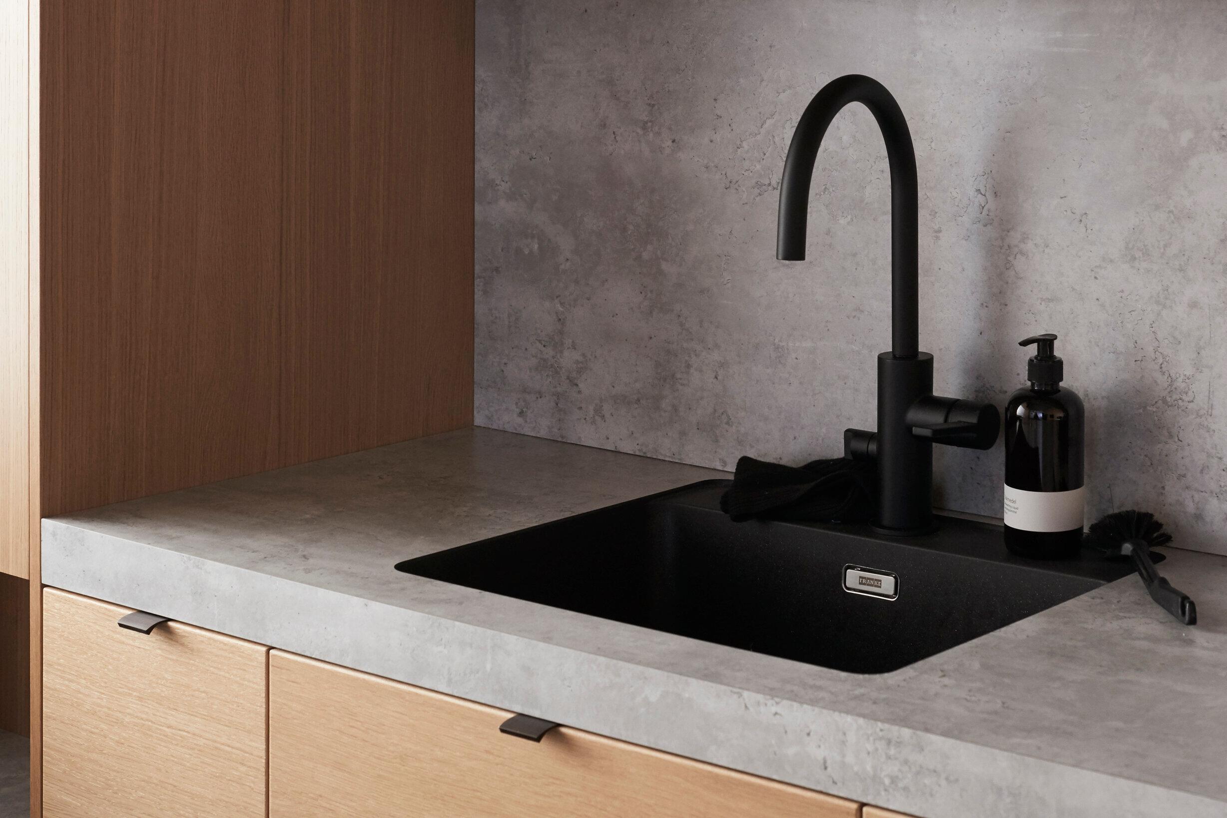 Sort vask på kjøkkenet