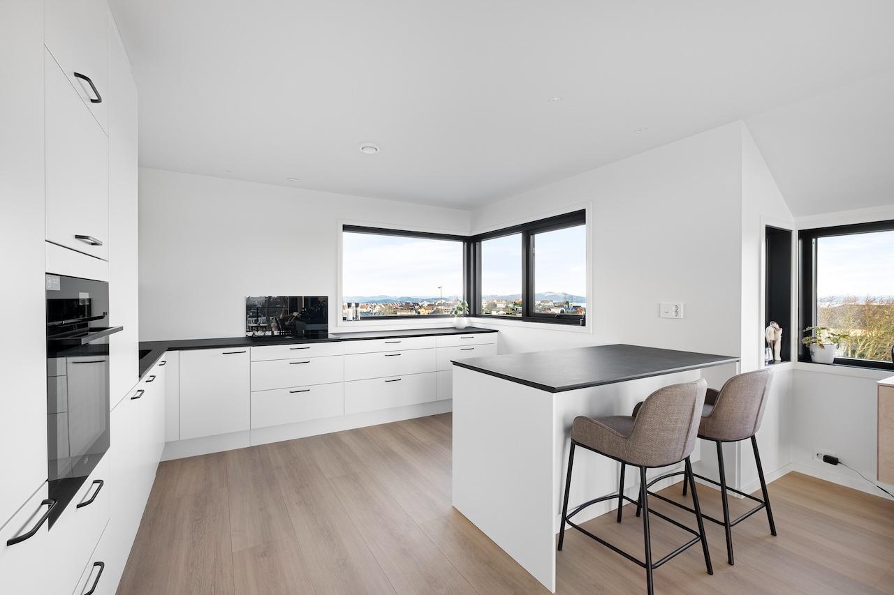 Hvitt kjøkken med praktisk kjøkkenøy