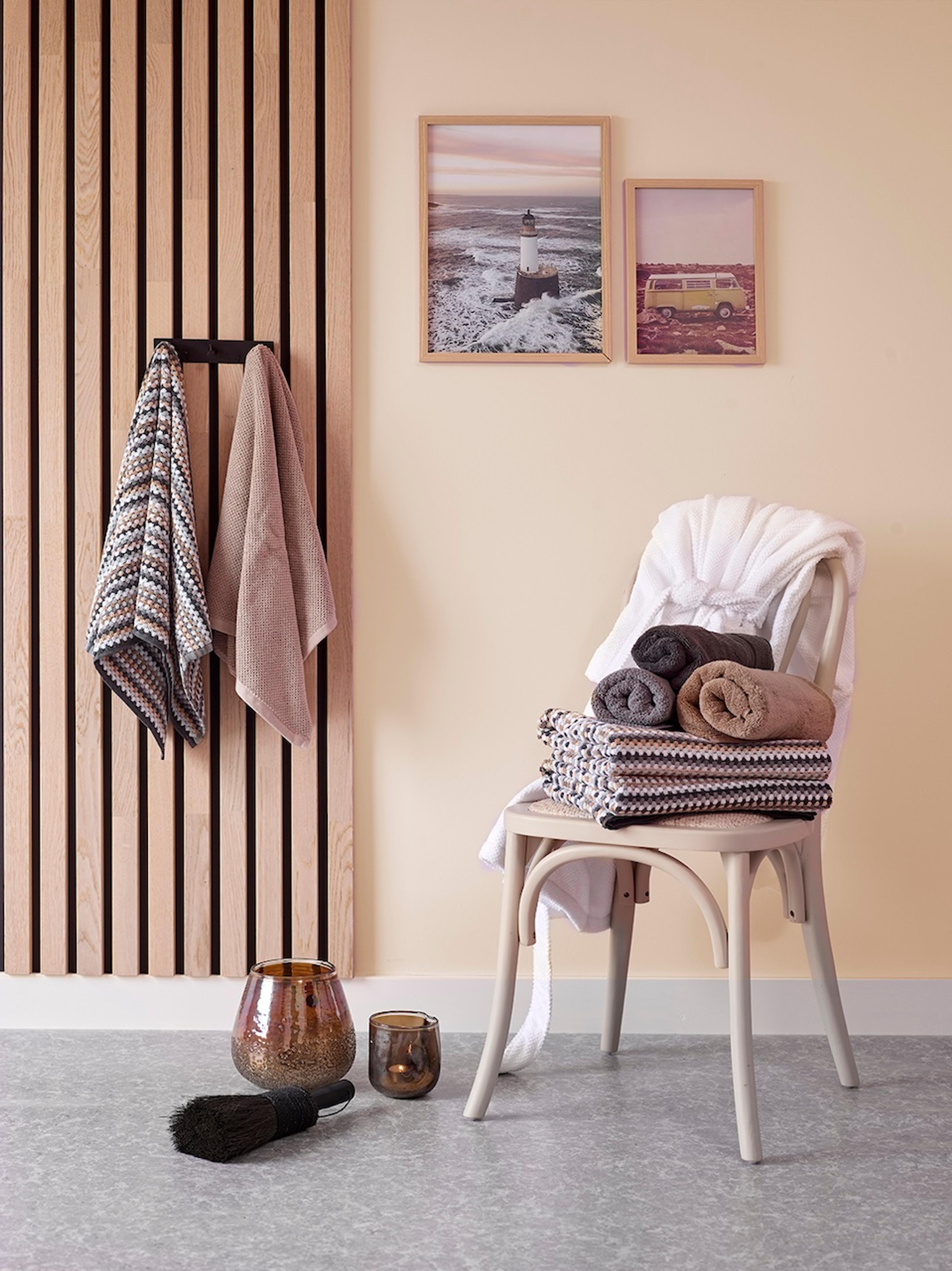 Lune farger med spilepanel skaper en avslappende atmosfære. Foto: Fargerike