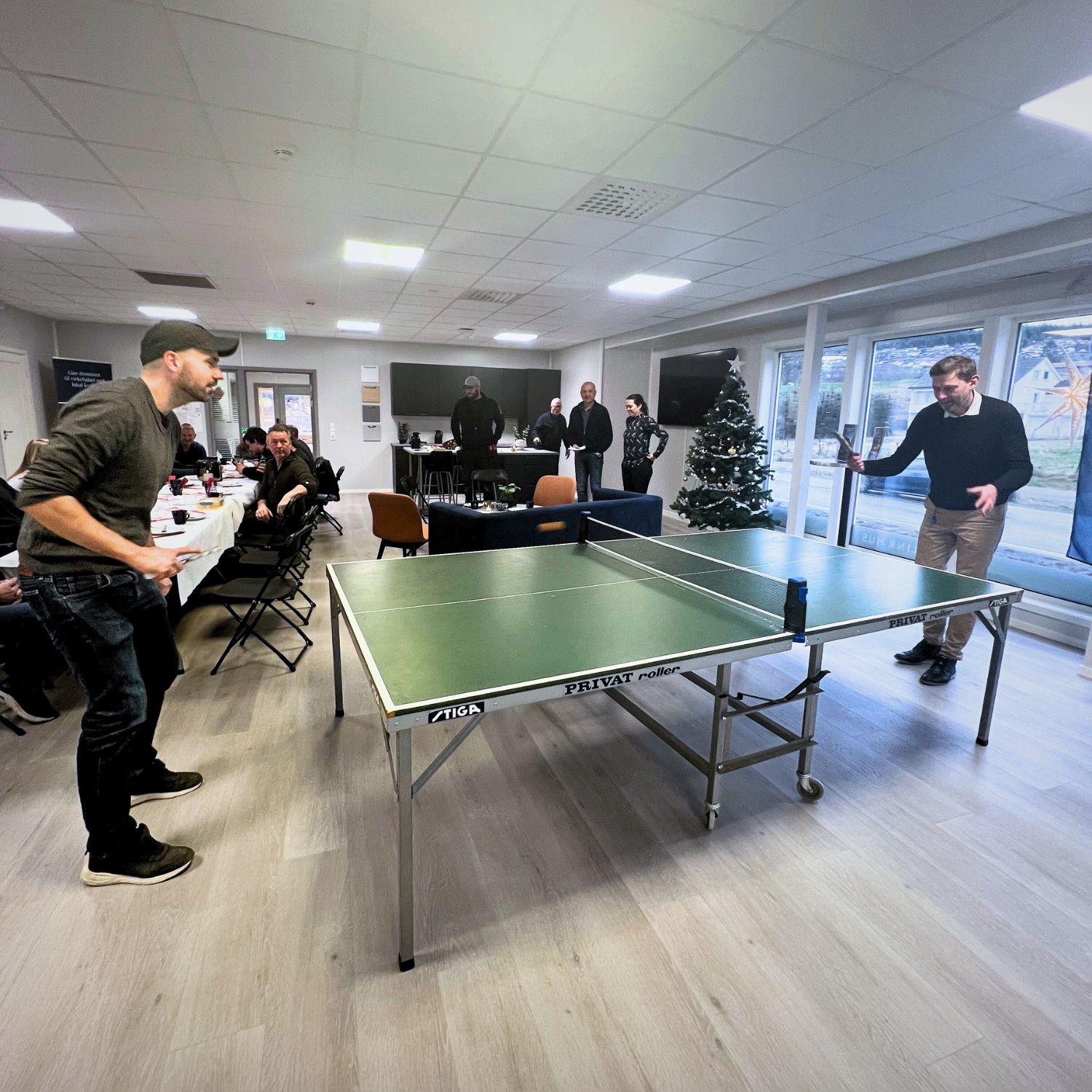 Byggeleder I Blink Hus Dale Malo, Simon Vågen, utfordret ordføreren til bordtenniskamp.