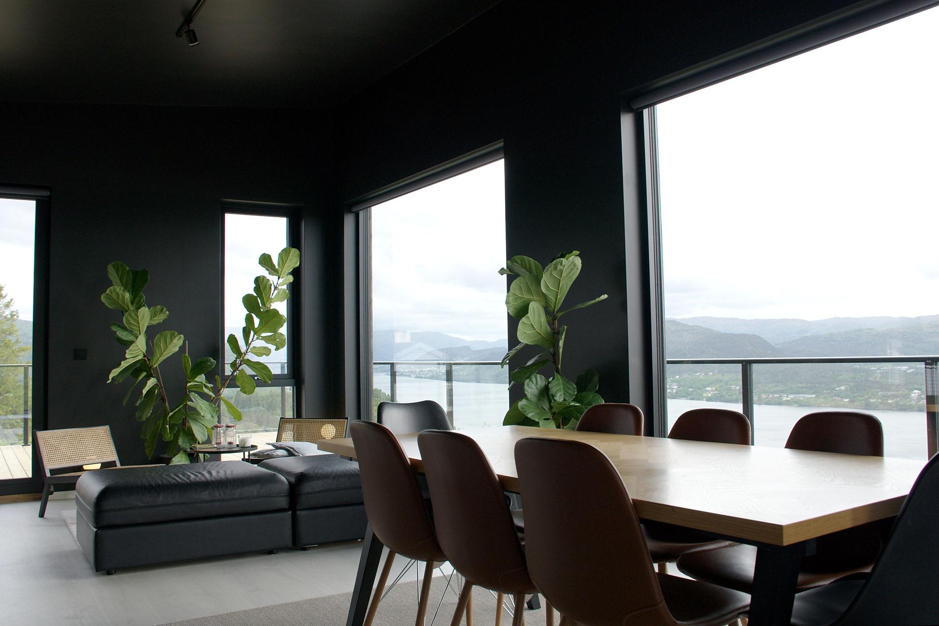 Stue med sorte vegger og moderne stil