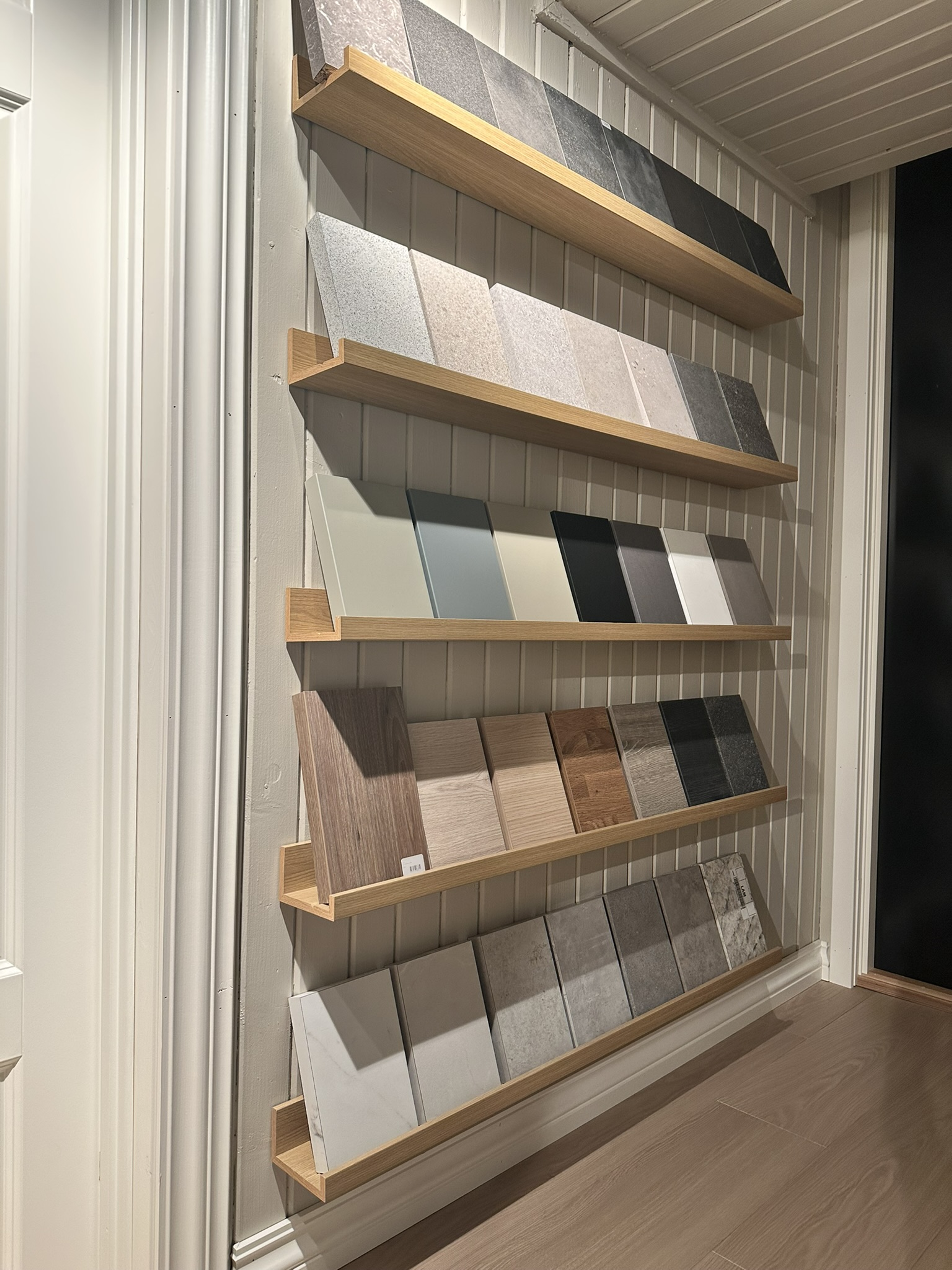 Et utvalg av ulike benkeplater i showrommet – her kan du se farger, strukturer og overflater i virkeligheten, og enklere finne det uttrykket som passer best til ditt hjem.