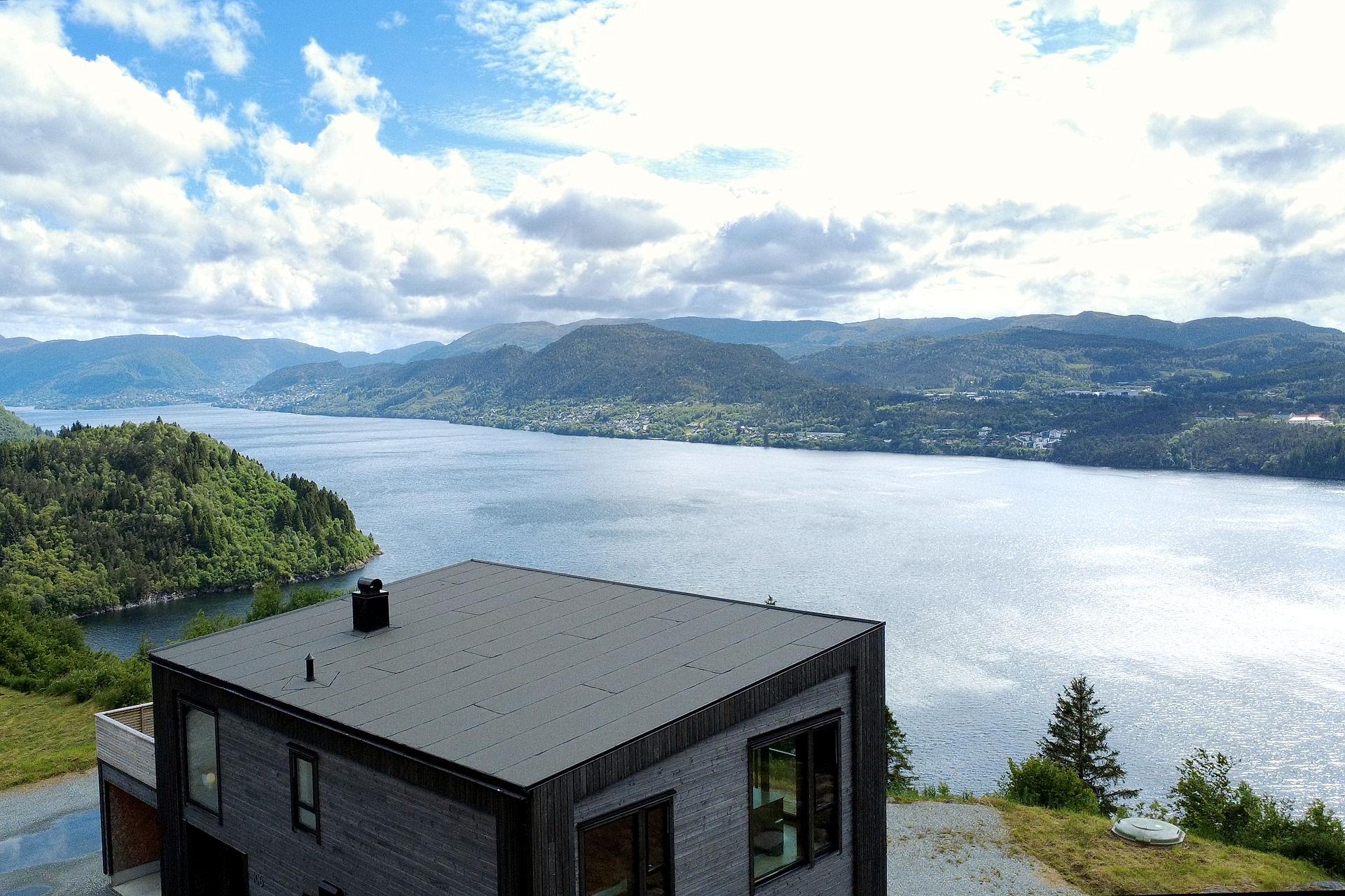 Den moderne husmodellen Fredrikstad på nydelig utsiktstomt, med utsikt over havet og fjellene