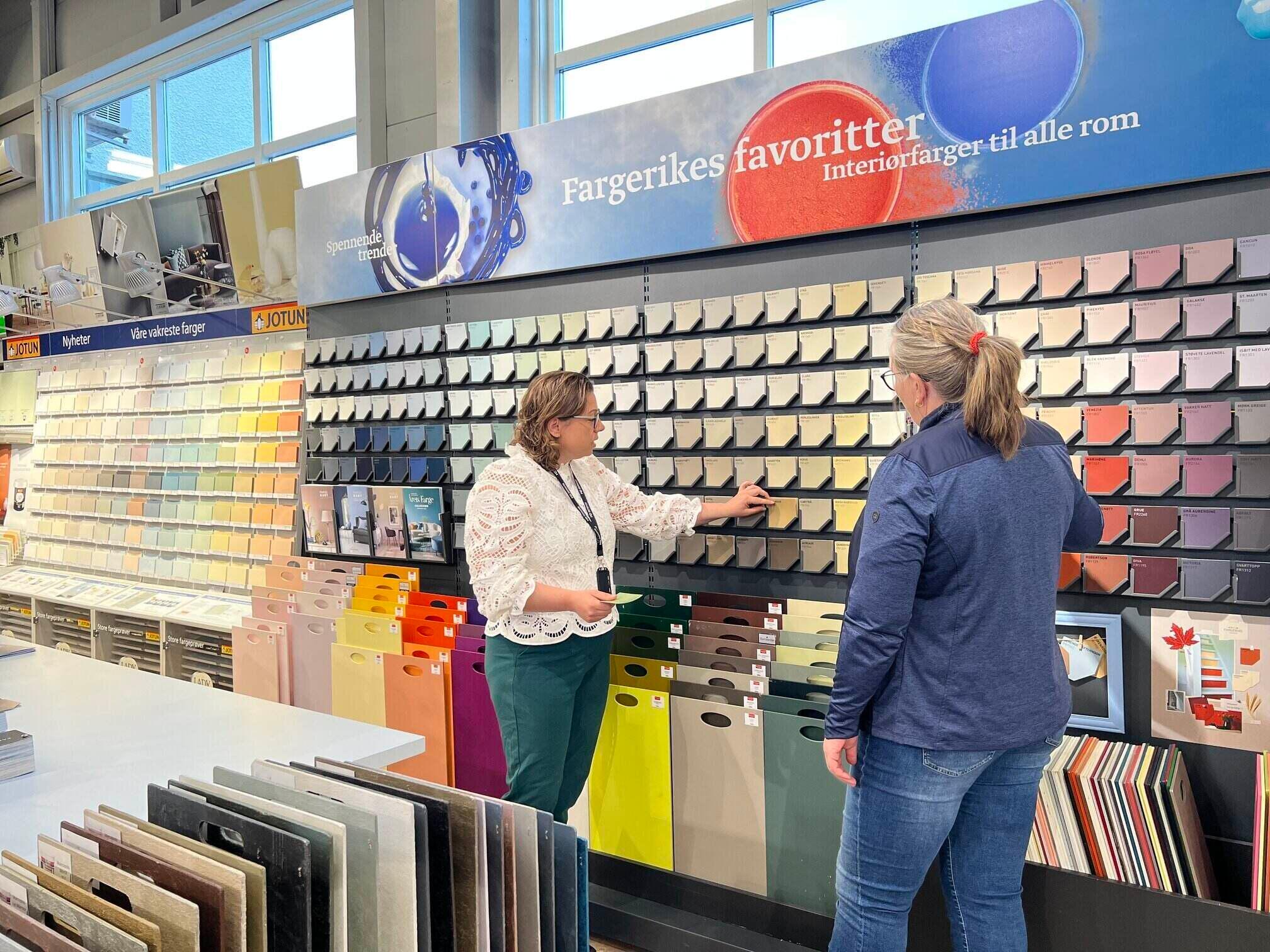 Elin Kongsvik i Mestergruppen Arkitekter (t.v.) sammen med Veronika Smidsrød, butikksjef i Fargerike Meyer.